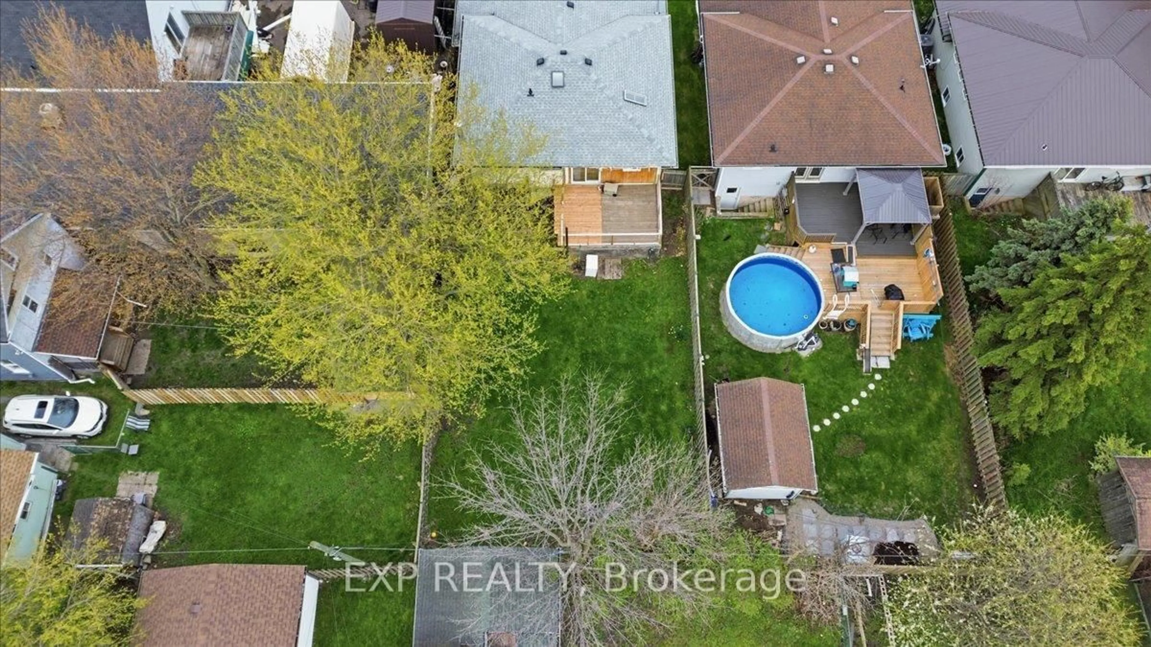 A pic from outside/outdoor area/front of a property/back of a property/a pic from drone, street for 160 Davis St, Port Colborne Ontario L3K 1Z1
