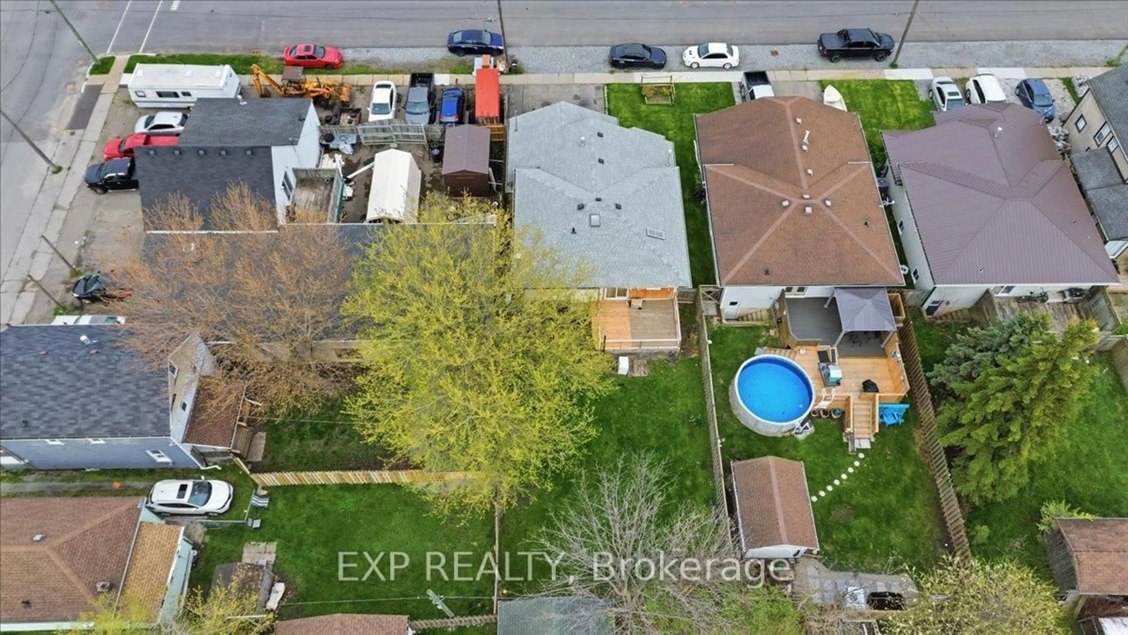 A pic from outside/outdoor area/front of a property/back of a property/a pic from drone, street for 160 Davis St, Port Colborne Ontario L3K 1Z1