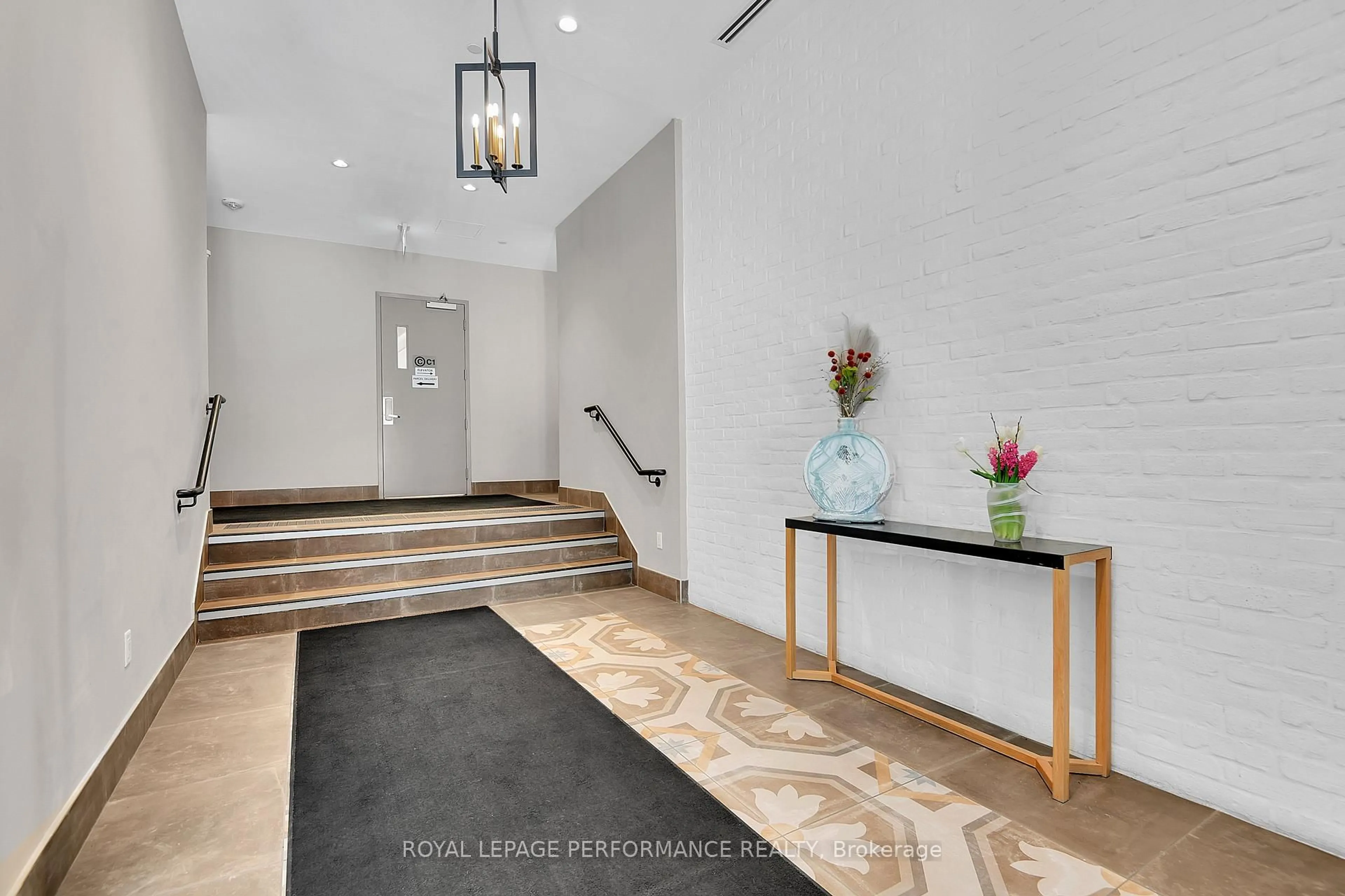 Indoor foyer for 11 Oblats Ave #507, Ottawa Ontario K1S 5V8