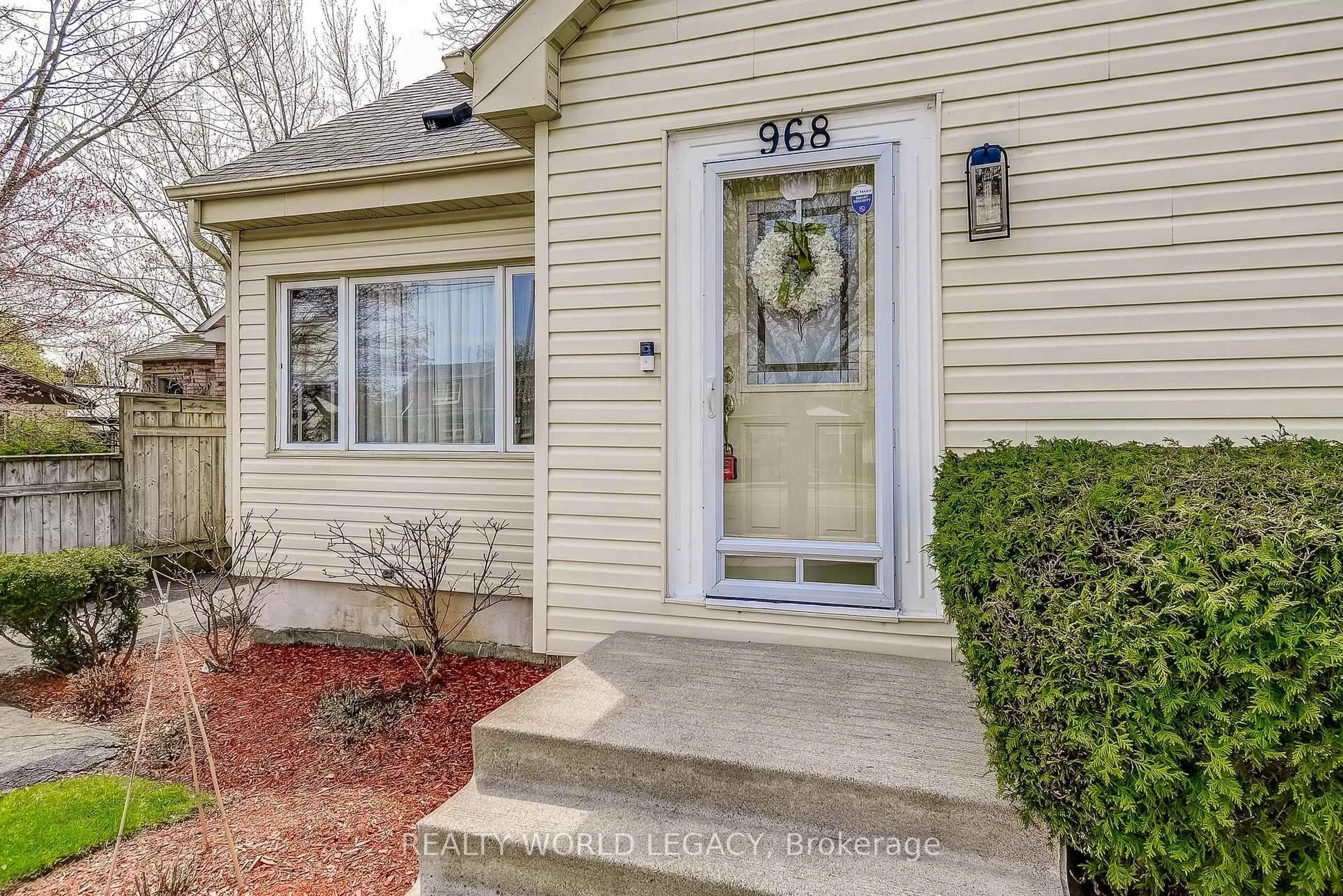 Indoor entryway for 968 Stone Church Rd, Hamilton Ontario L8W 1B1