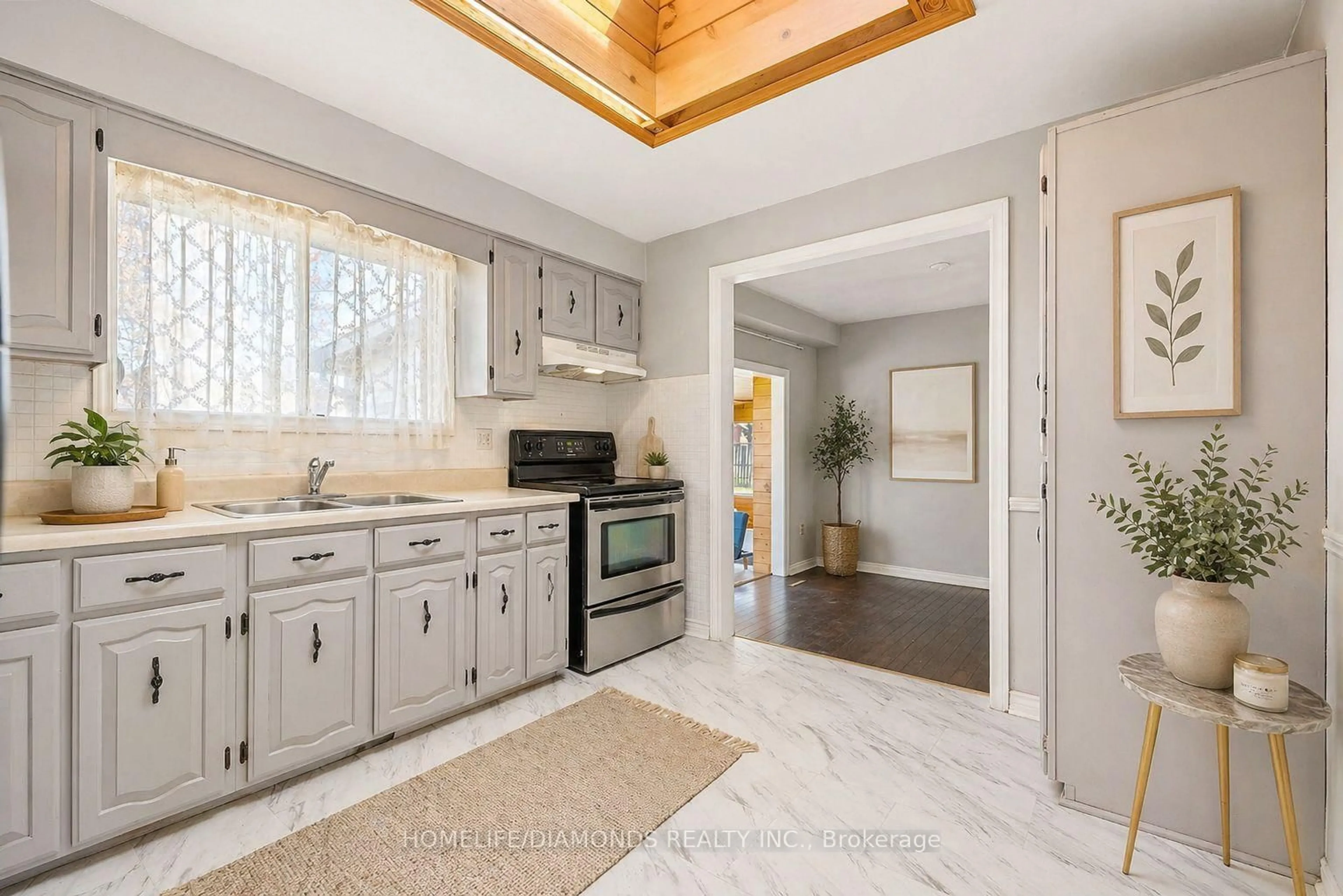 Open concept kitchen, ceramic/tile floor for 74 Macoomb Dr, Welland Ontario L3C 5T9
