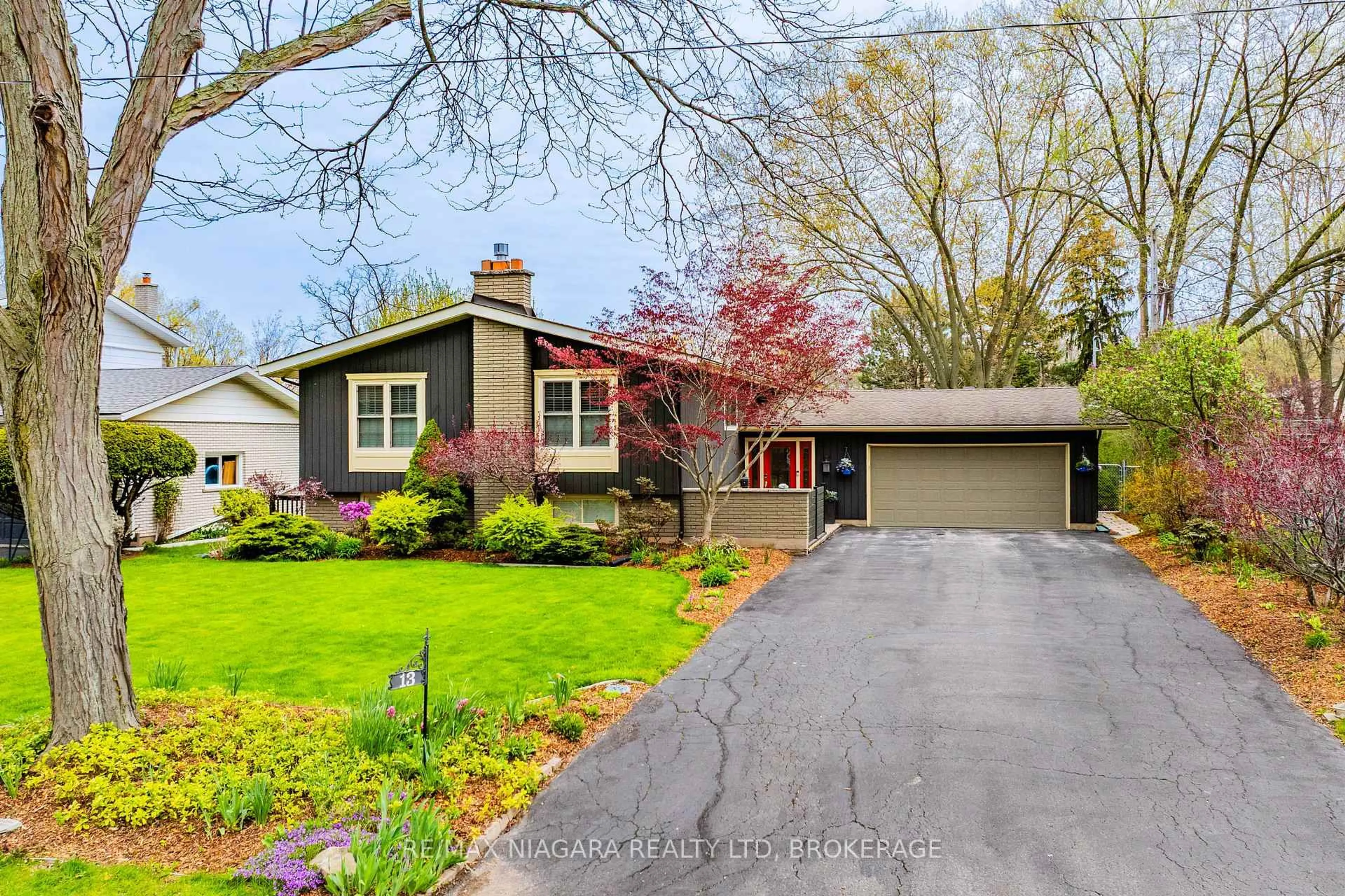 Home with vinyl exterior material, street for 13 RUSHOLME Cres, St. Catharines Ontario L2T 3V3