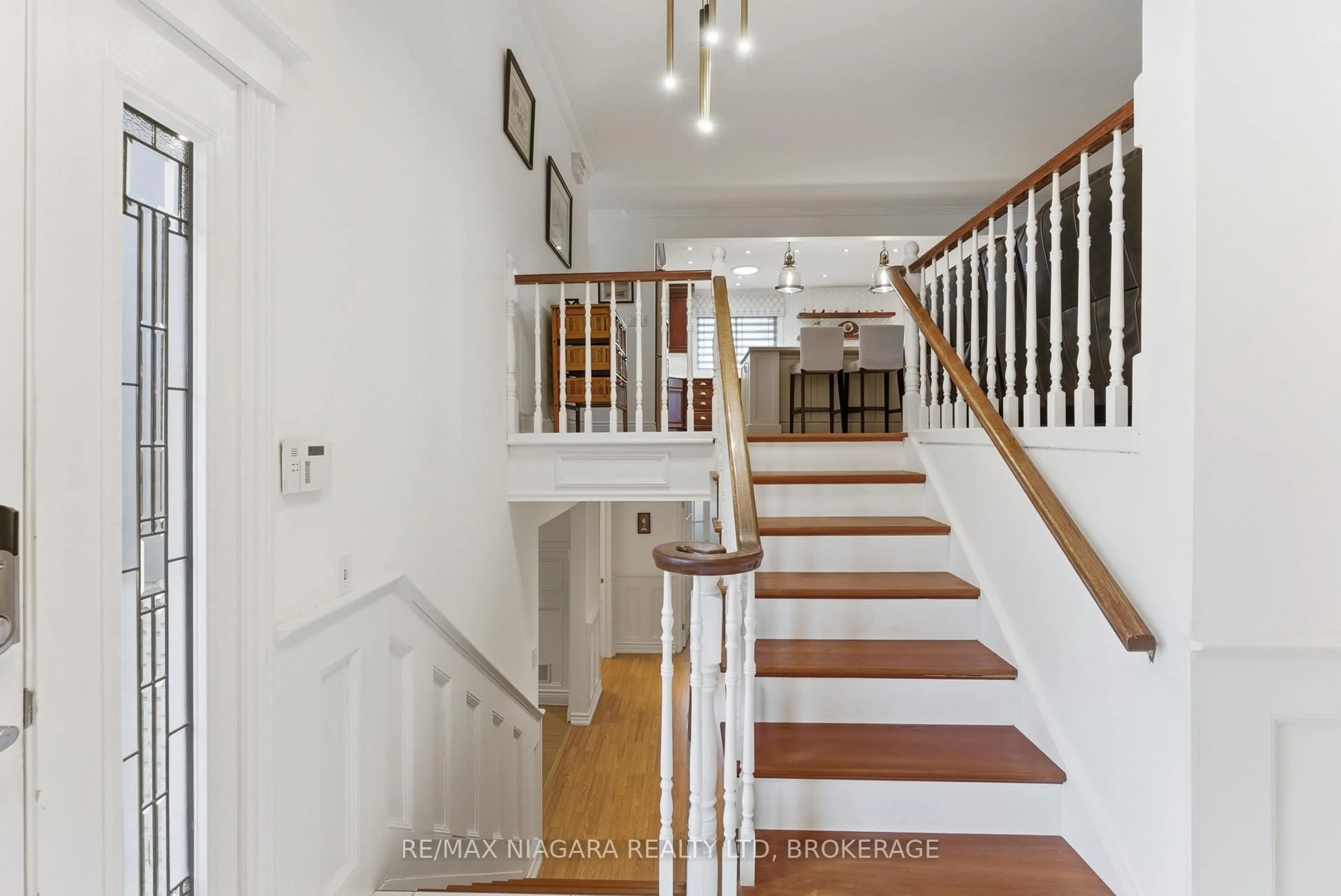 Indoor foyer for 13 RUSHOLME Cres, St. Catharines Ontario L2T 3V3