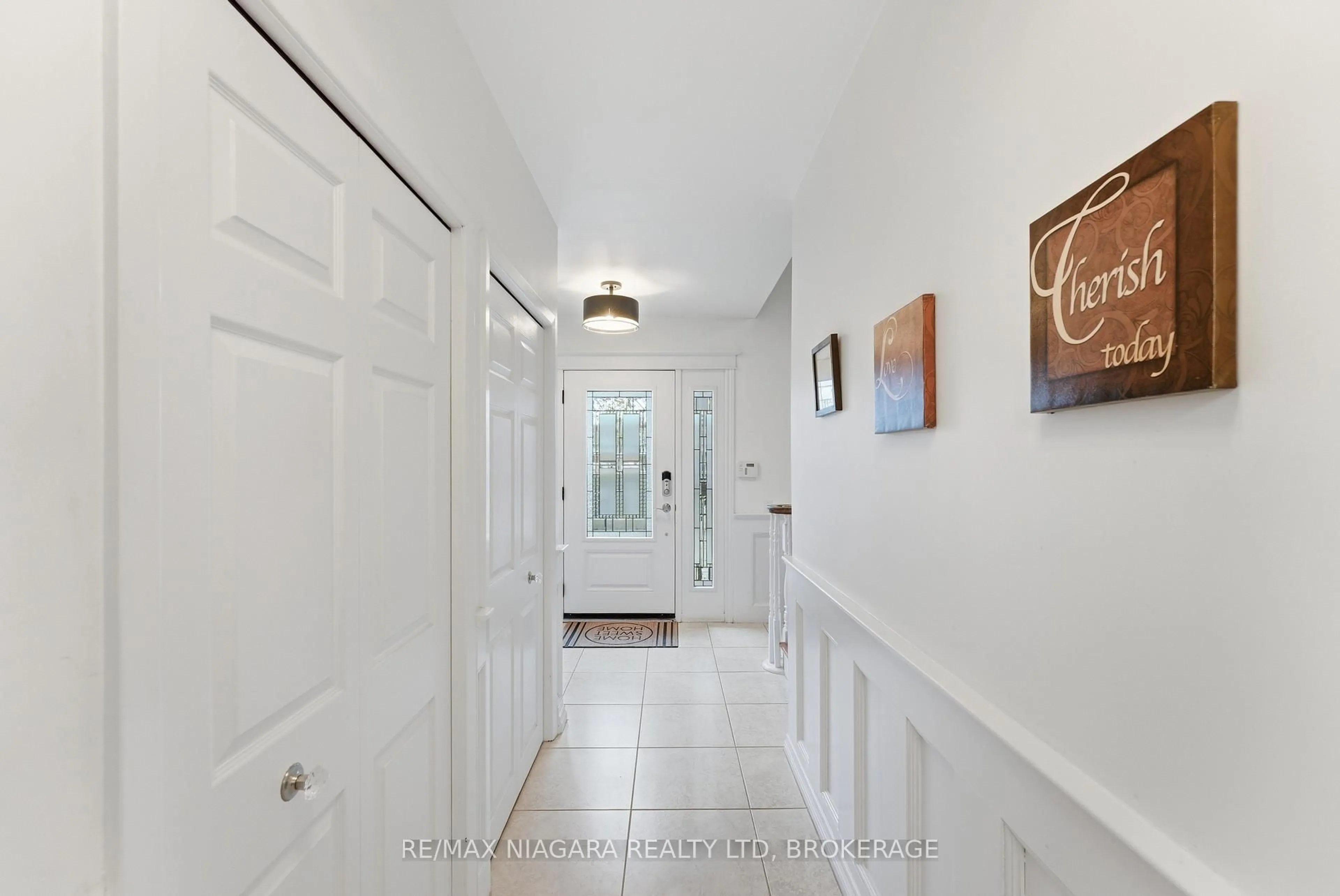 Indoor entryway for 13 RUSHOLME Cres, St. Catharines Ontario L2T 3V3