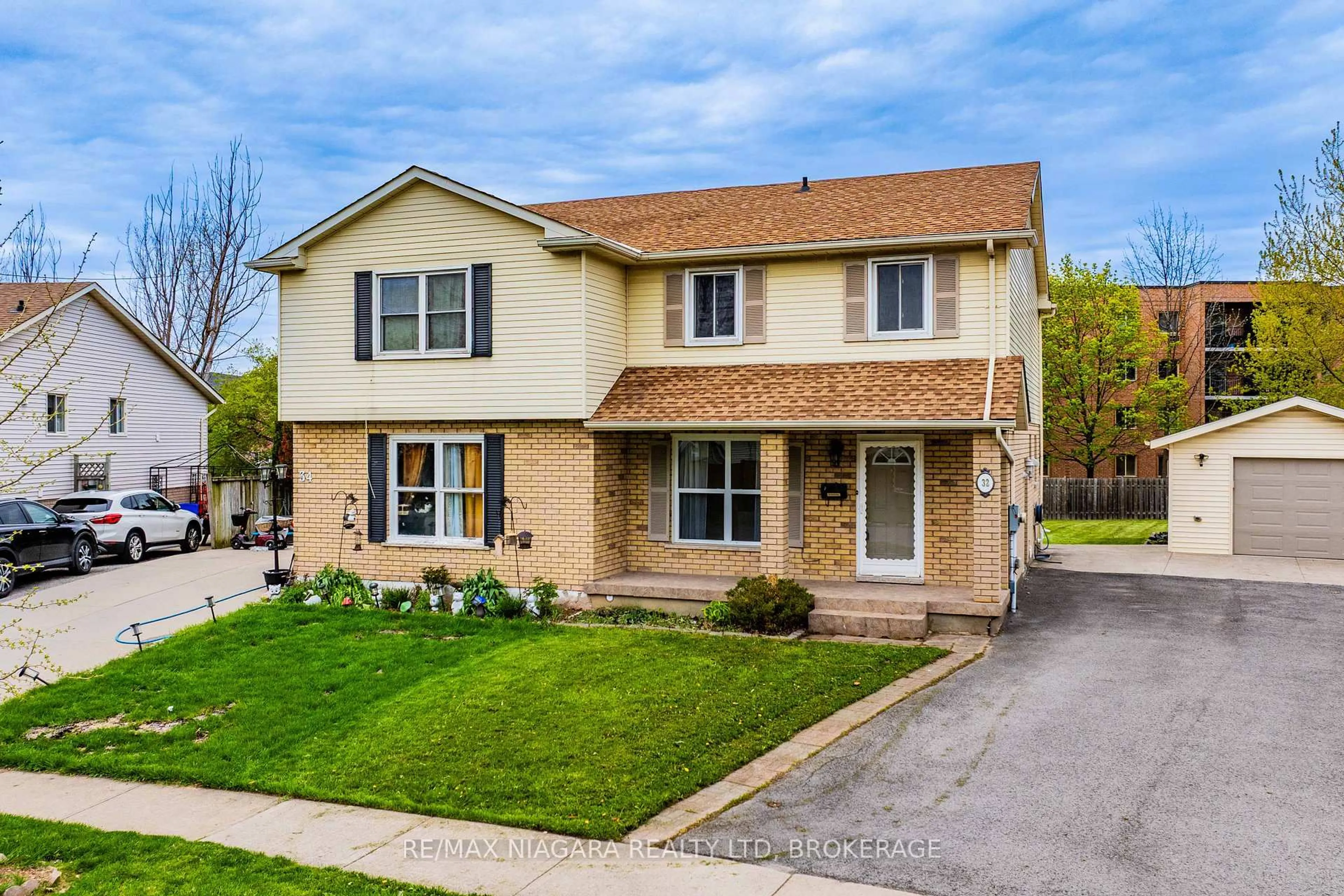 Home with brick exterior material, street for 32 VINTAGE Cres, St. Catharines Ontario L2S 3C3