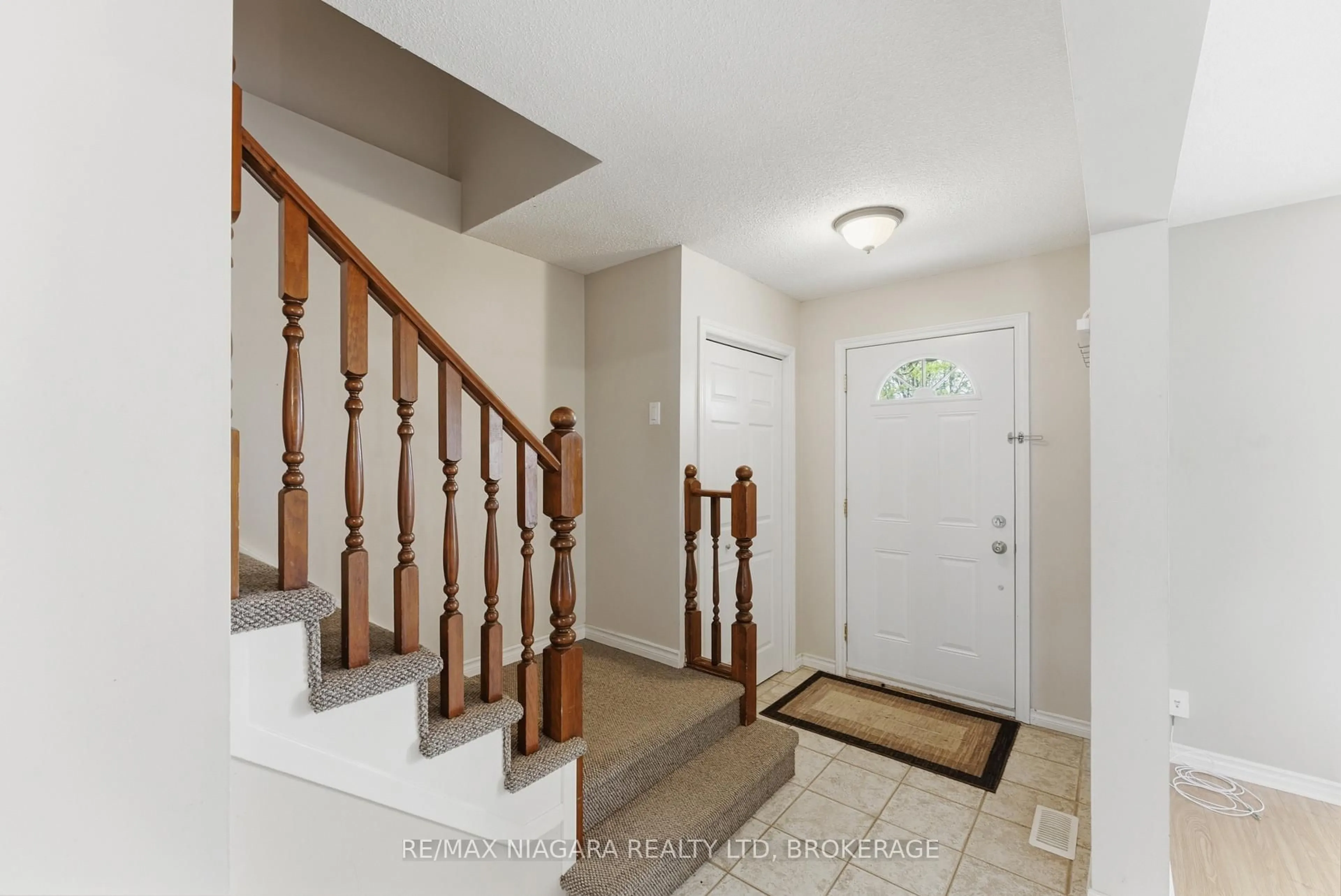 Indoor entryway for 32 VINTAGE Cres, St. Catharines Ontario L2S 3C3