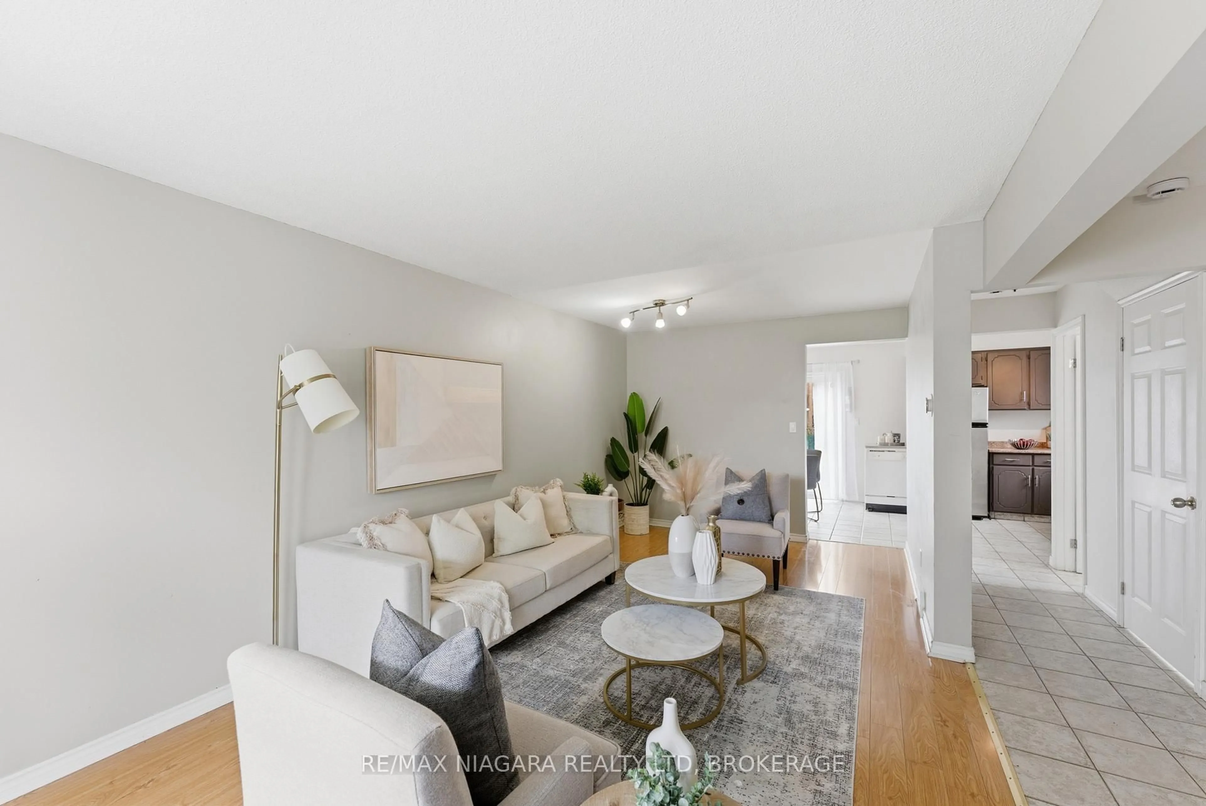 Living room with furniture, unknown for 32 VINTAGE Cres, St. Catharines Ontario L2S 3C3