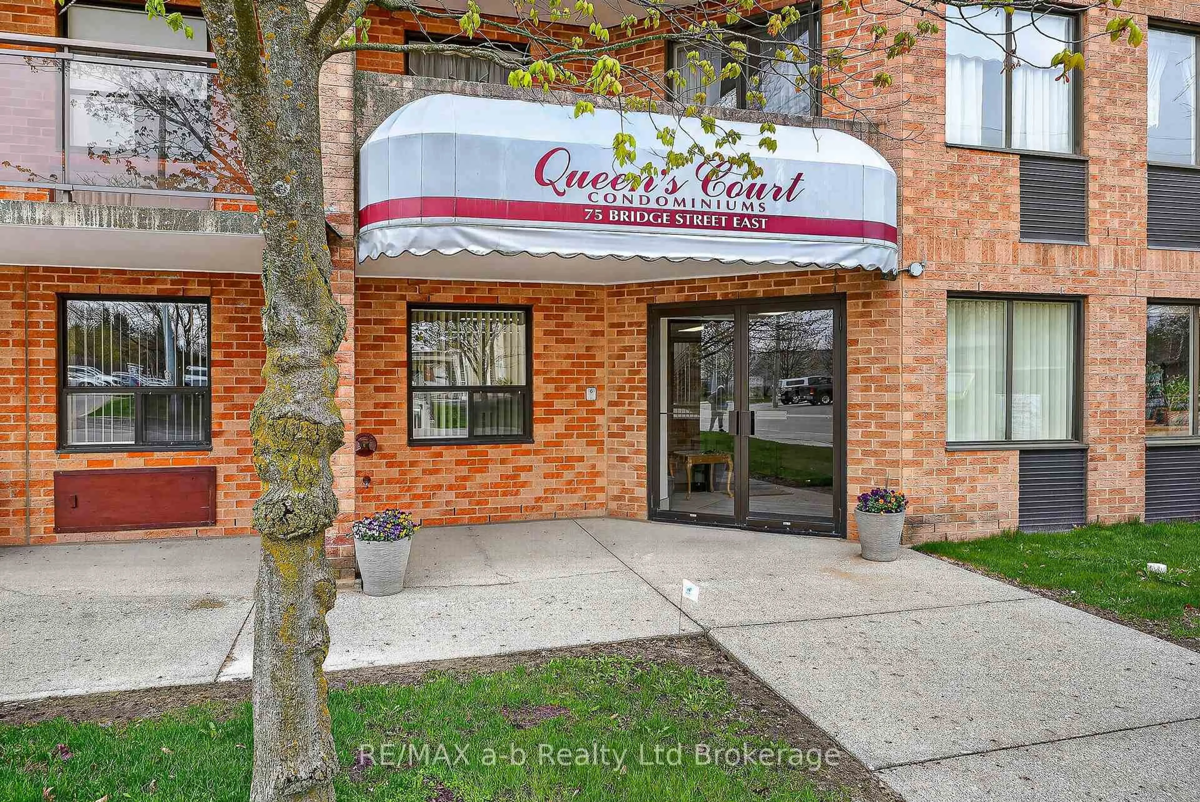 Indoor foyer for 75 Bridge St #402, Tillsonburg Ontario N4G 1T1