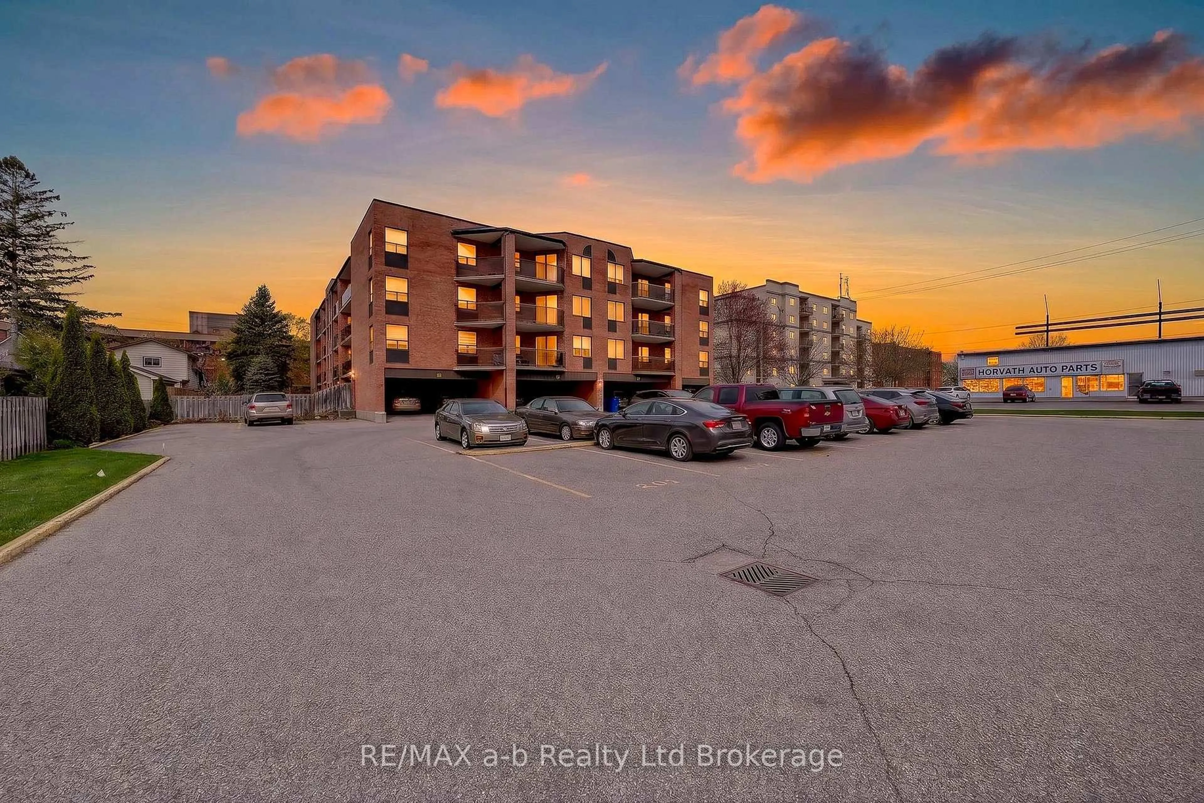 A pic from outside/outdoor area/front of a property/back of a property/a pic from drone, building for 75 Bridge St #402, Tillsonburg Ontario N4G 1T1
