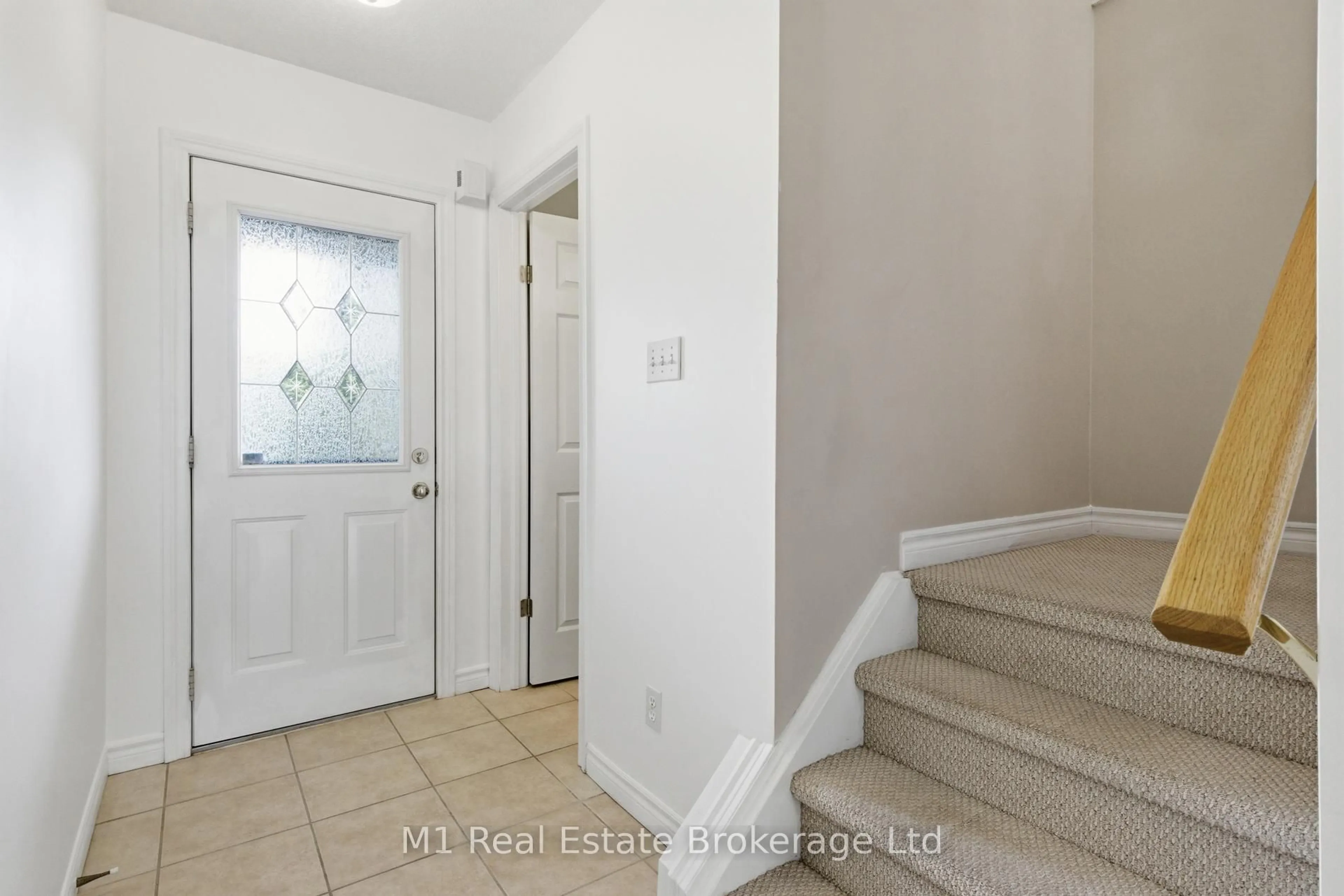 Indoor entryway for 577 Mctavish St, Centre Wellington Ontario N1M 3V5