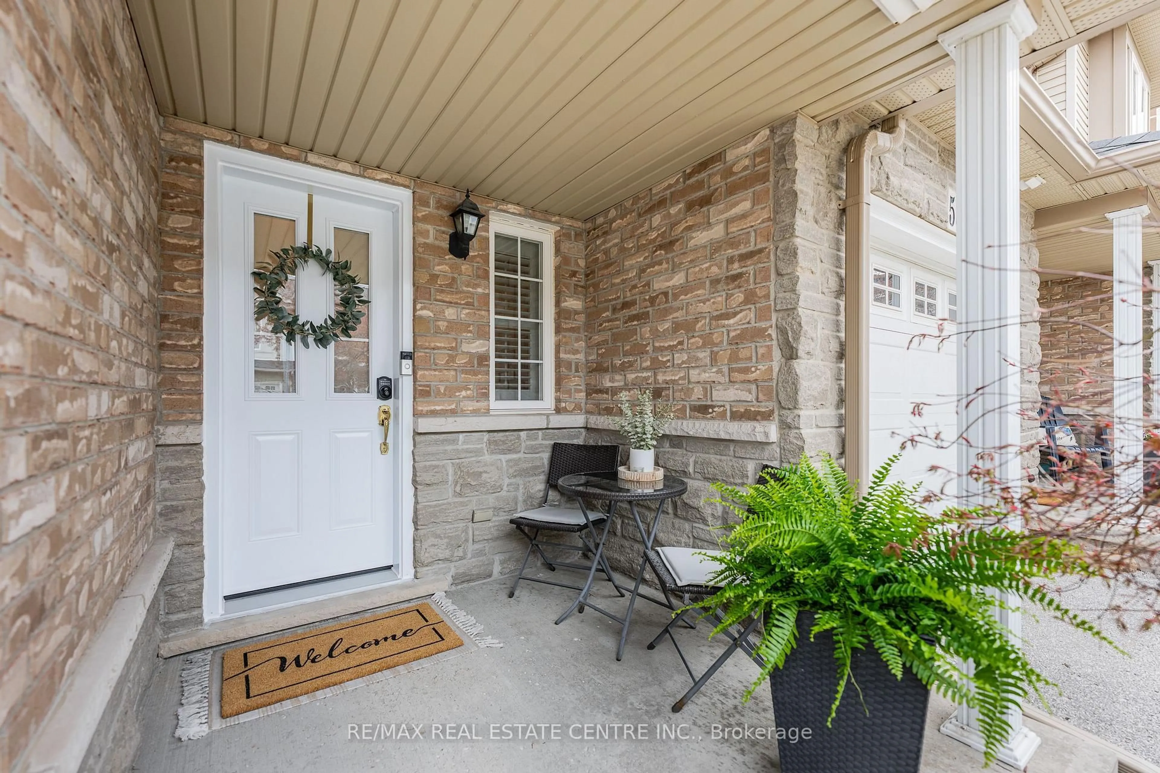 Indoor entryway for 7 Southside Pl #59, Hamilton Ontario L9C 7W6