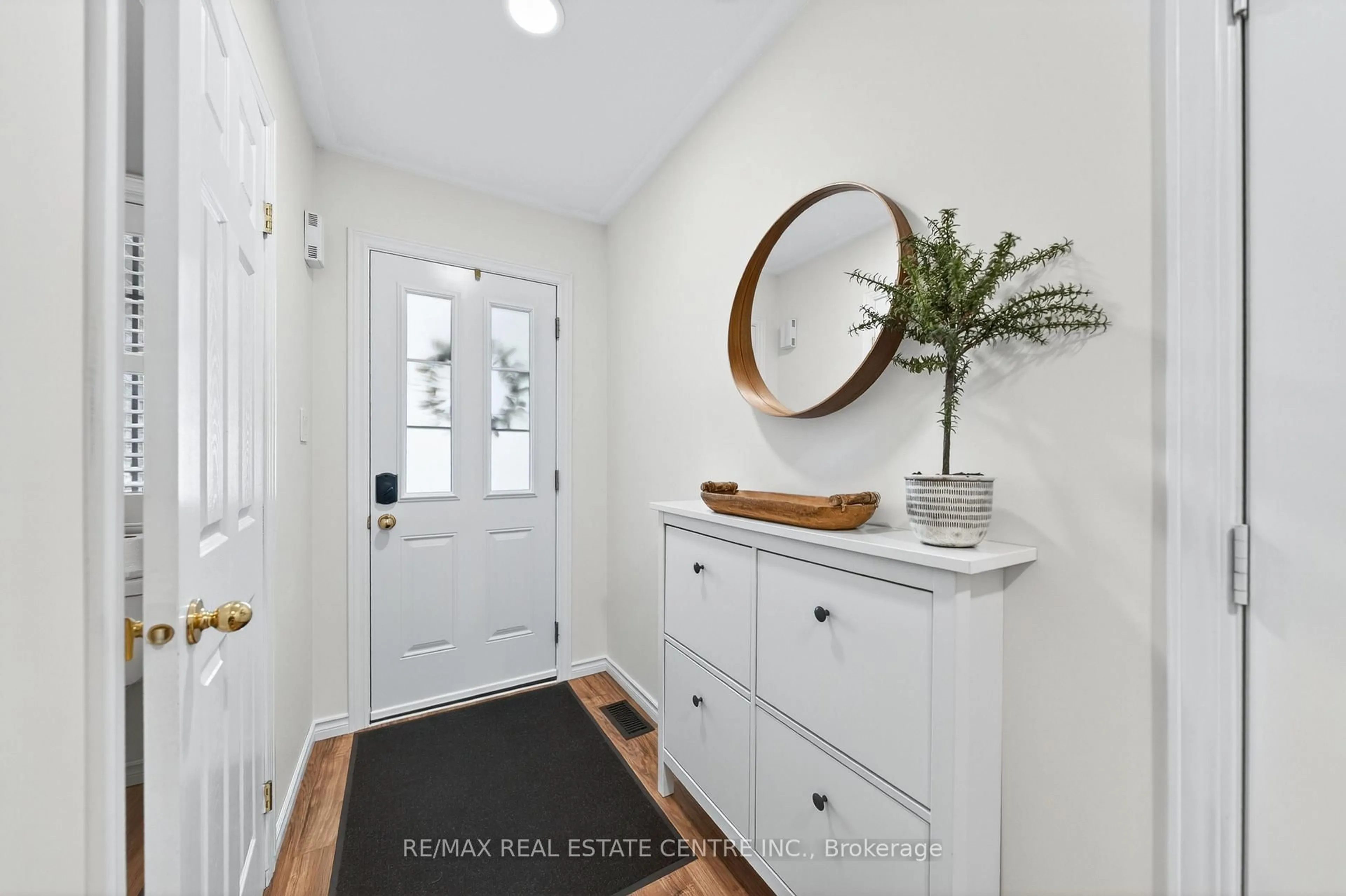 Indoor entryway for 7 Southside Pl #59, Hamilton Ontario L9C 7W6
