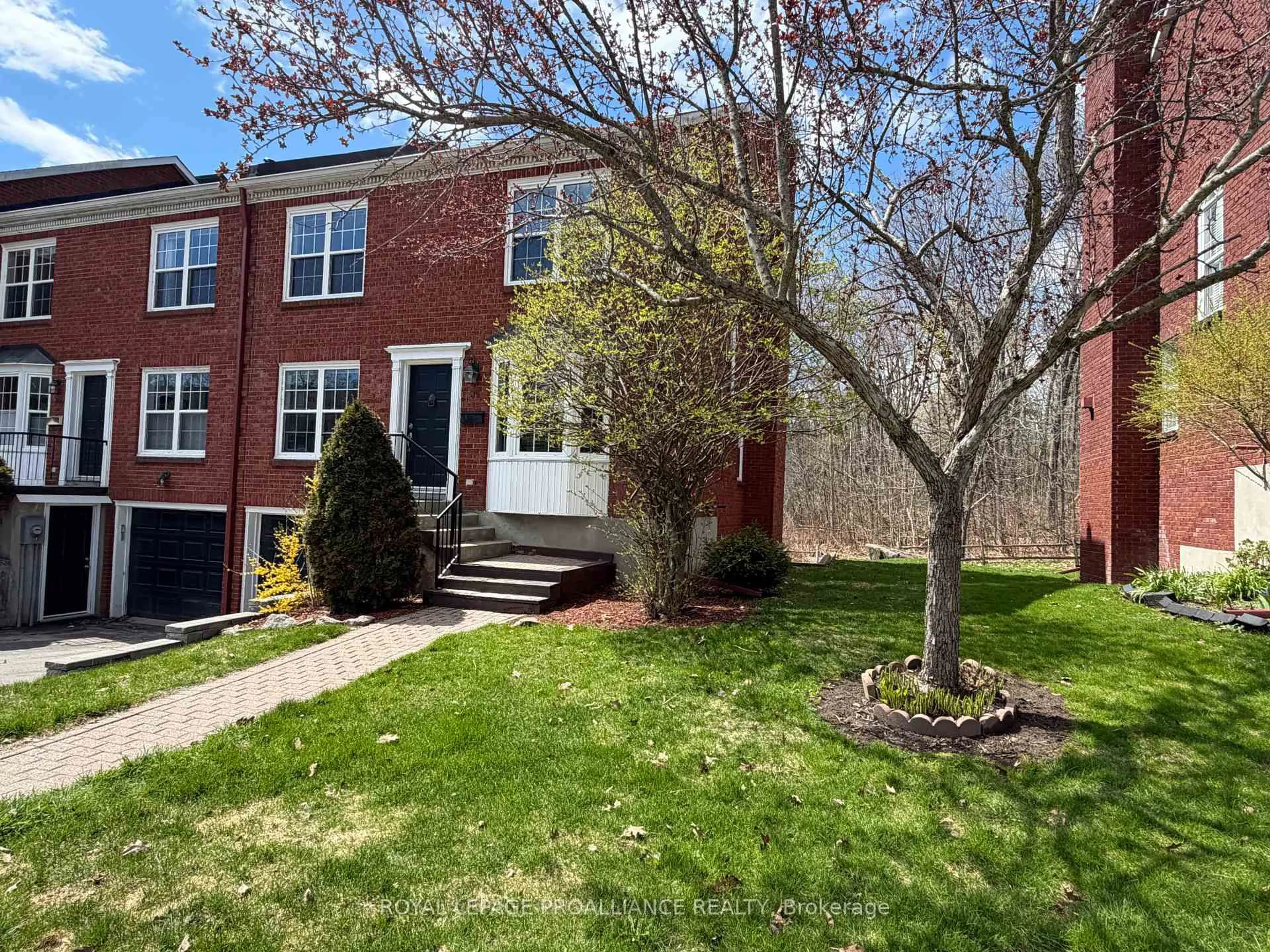 A pic from outside/outdoor area/front of a property/back of a property/a pic from drone, street for 39 Country Club Pl, Brockville Ontario K6V 6T8