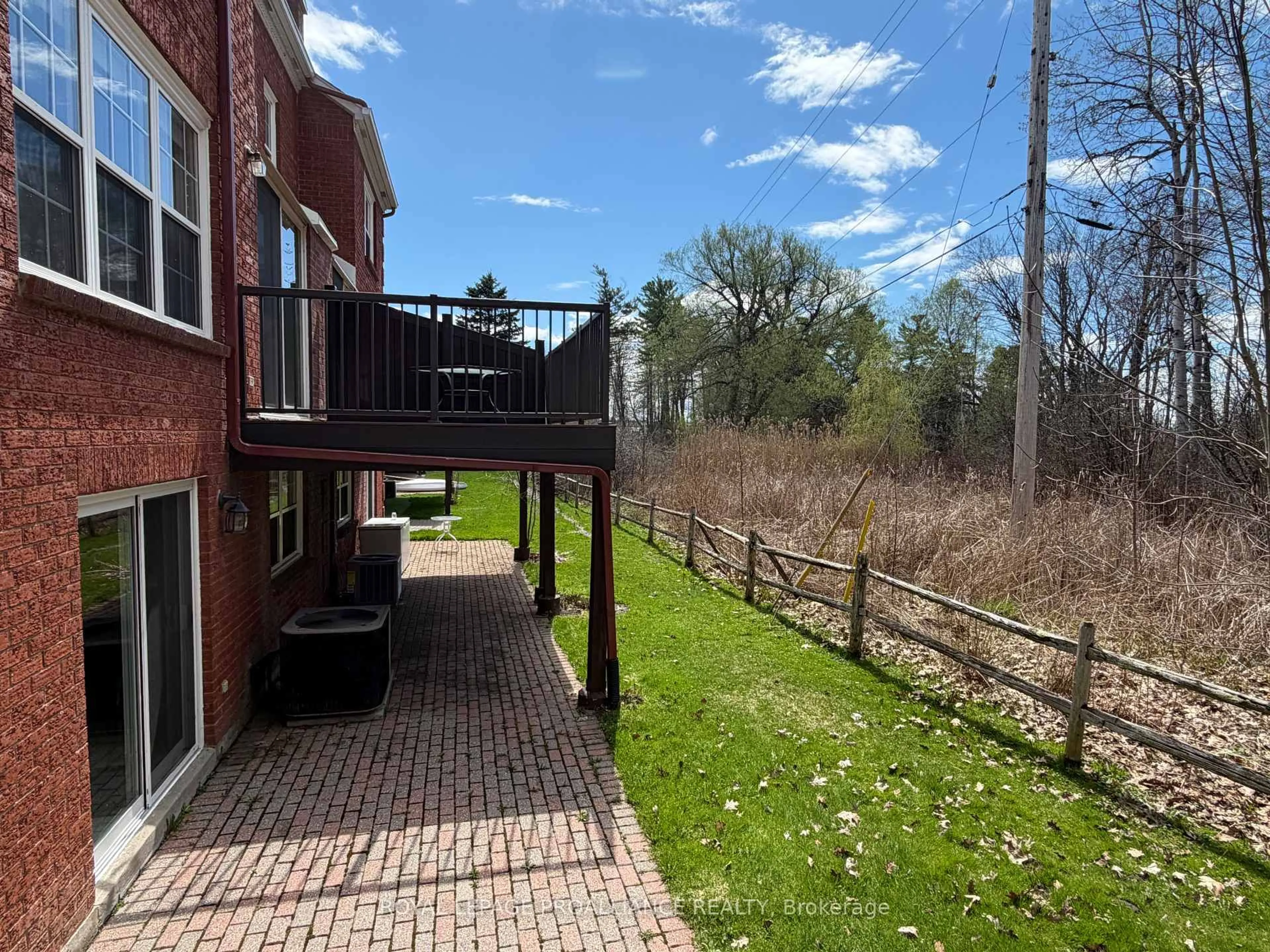 A pic from outside/outdoor area/front of a property/back of a property/a pic from drone, unknown for 39 Country Club Pl, Brockville Ontario K6V 6T8