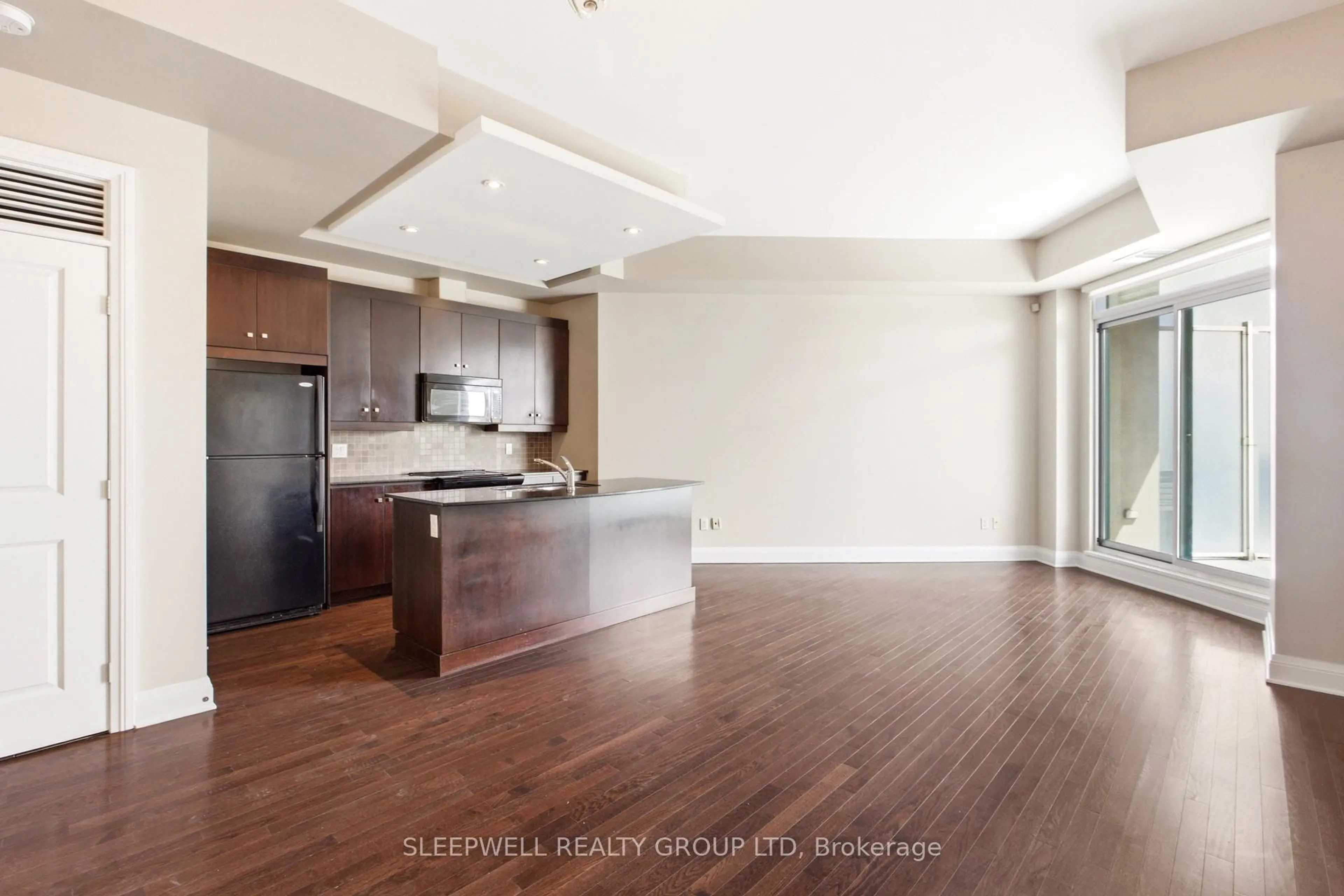 Open concept kitchen, wood/laminate floor for 295 Mackay St #PH03, Ottawa Ontario K1M 2B7