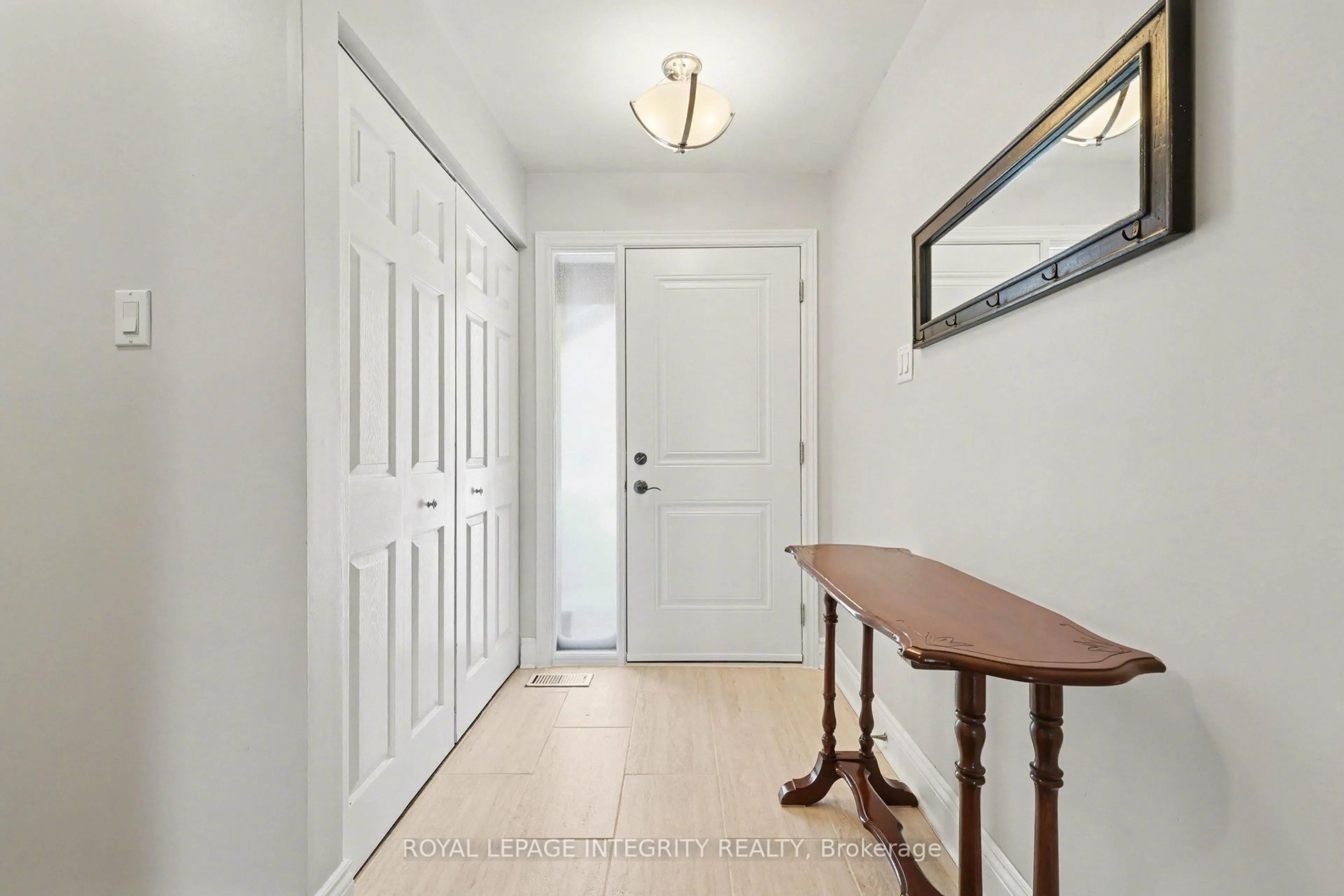 Indoor entryway for 16 Pebble Beach Crt #29, Ottawa Ontario K2S 1B9