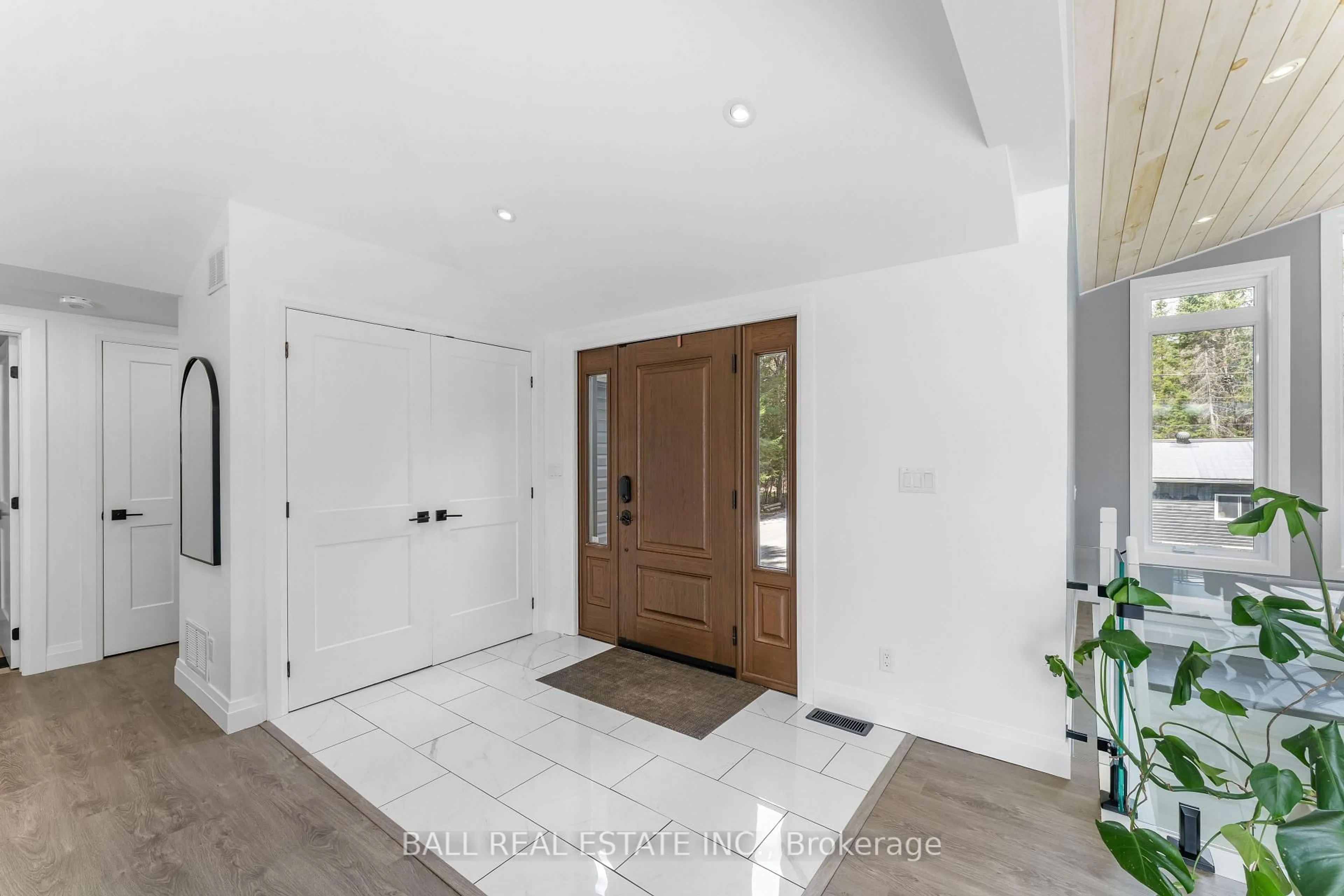Indoor entryway for 34 Fire Route 106, Trent Lakes Ontario K0M 1A0