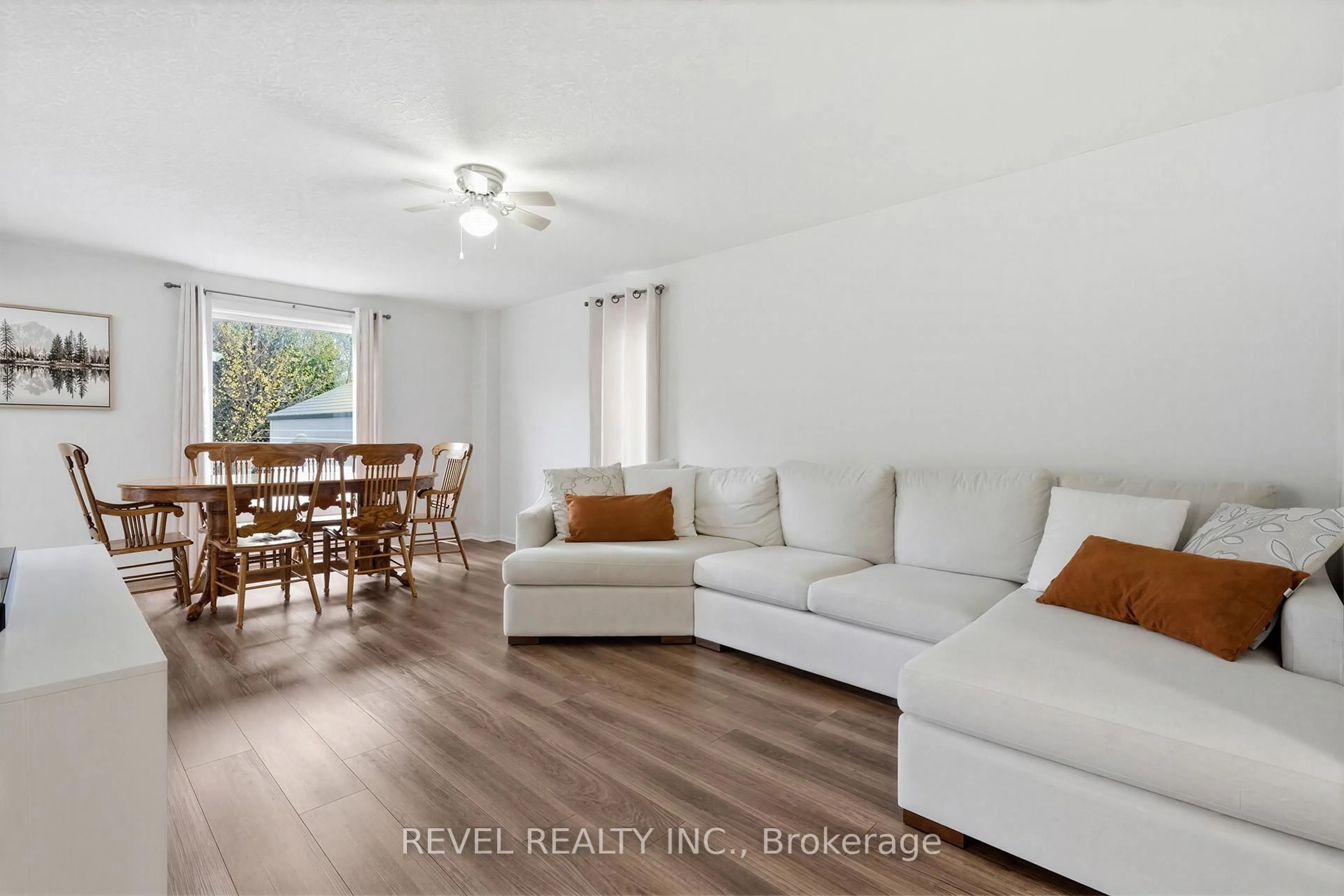 Living room with furniture, wood/laminate floor for 86 Brookmead St, Woolwich Ontario N3B 3L9