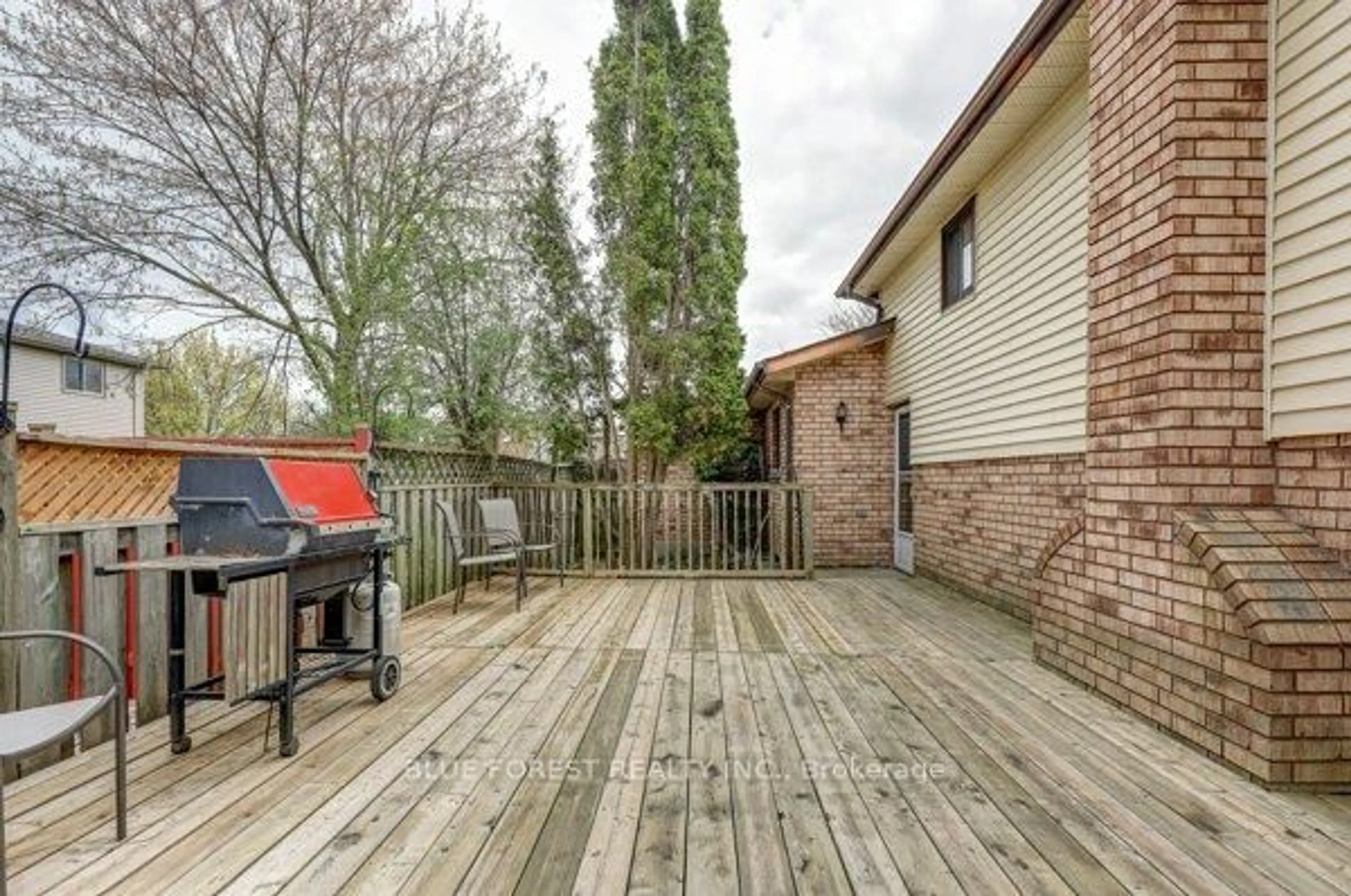Patio, street for 224 Conway Dr, London South Ontario N6E 3J5