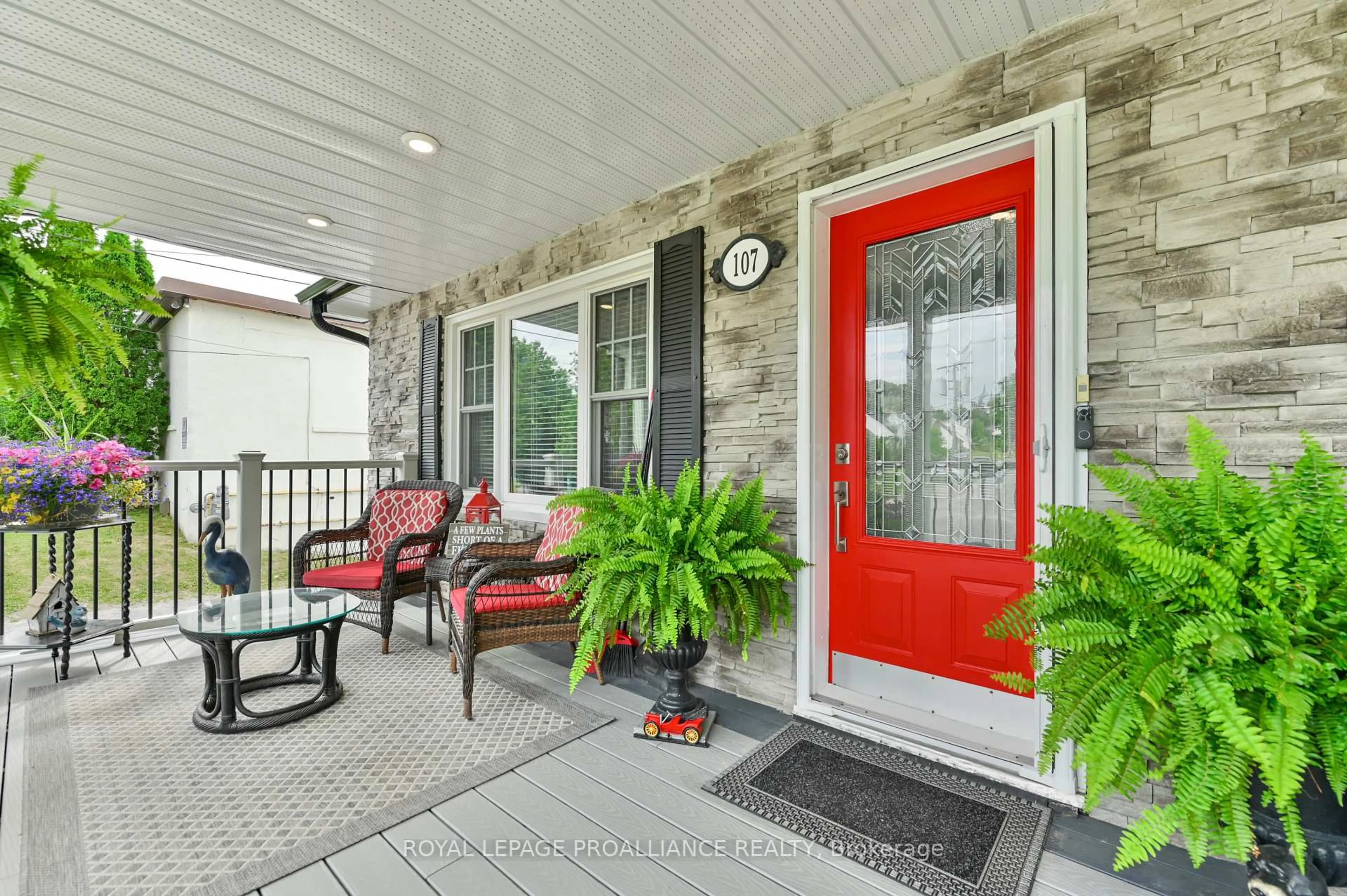 Indoor entryway for 107 Bay Dr, Belleville Ontario K8N 1B4