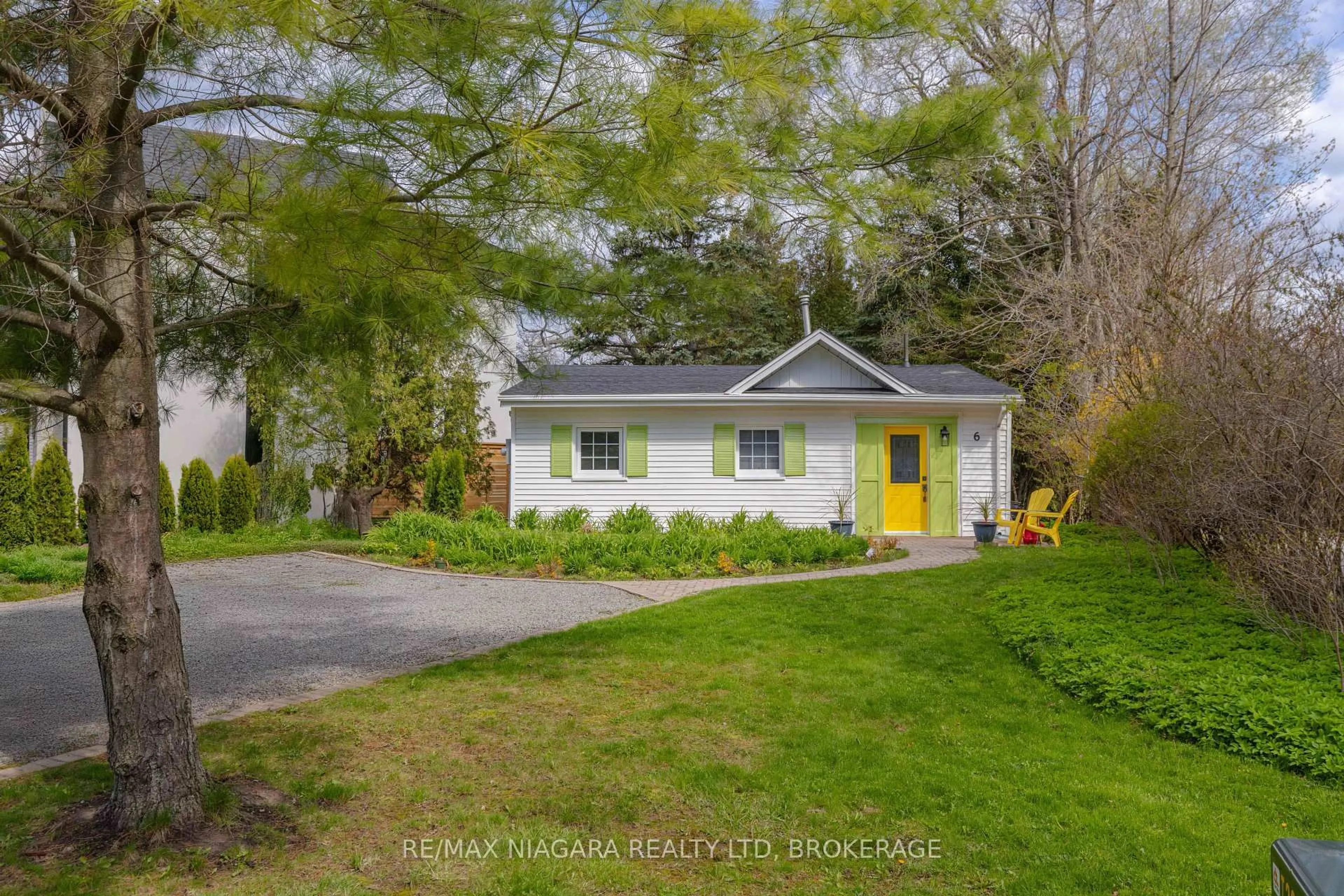 A pic from outside/outdoor area/front of a property/back of a property/a pic from drone, street for 6 Circle St, Niagara-on-the-Lake Ontario L0S 1J0