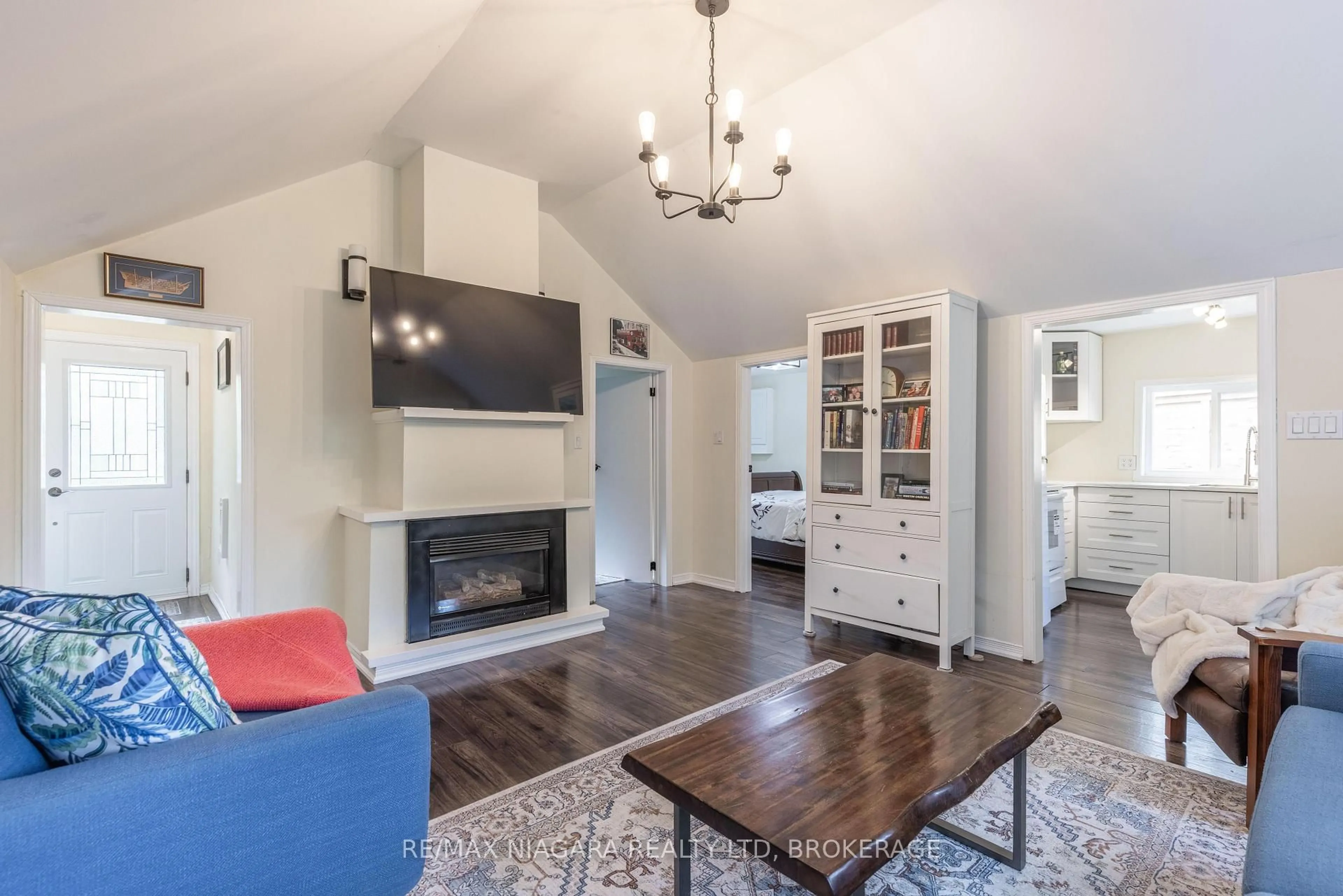 Living room with furniture, wood/laminate floor for 6 Circle St, Niagara-on-the-Lake Ontario L0S 1J0