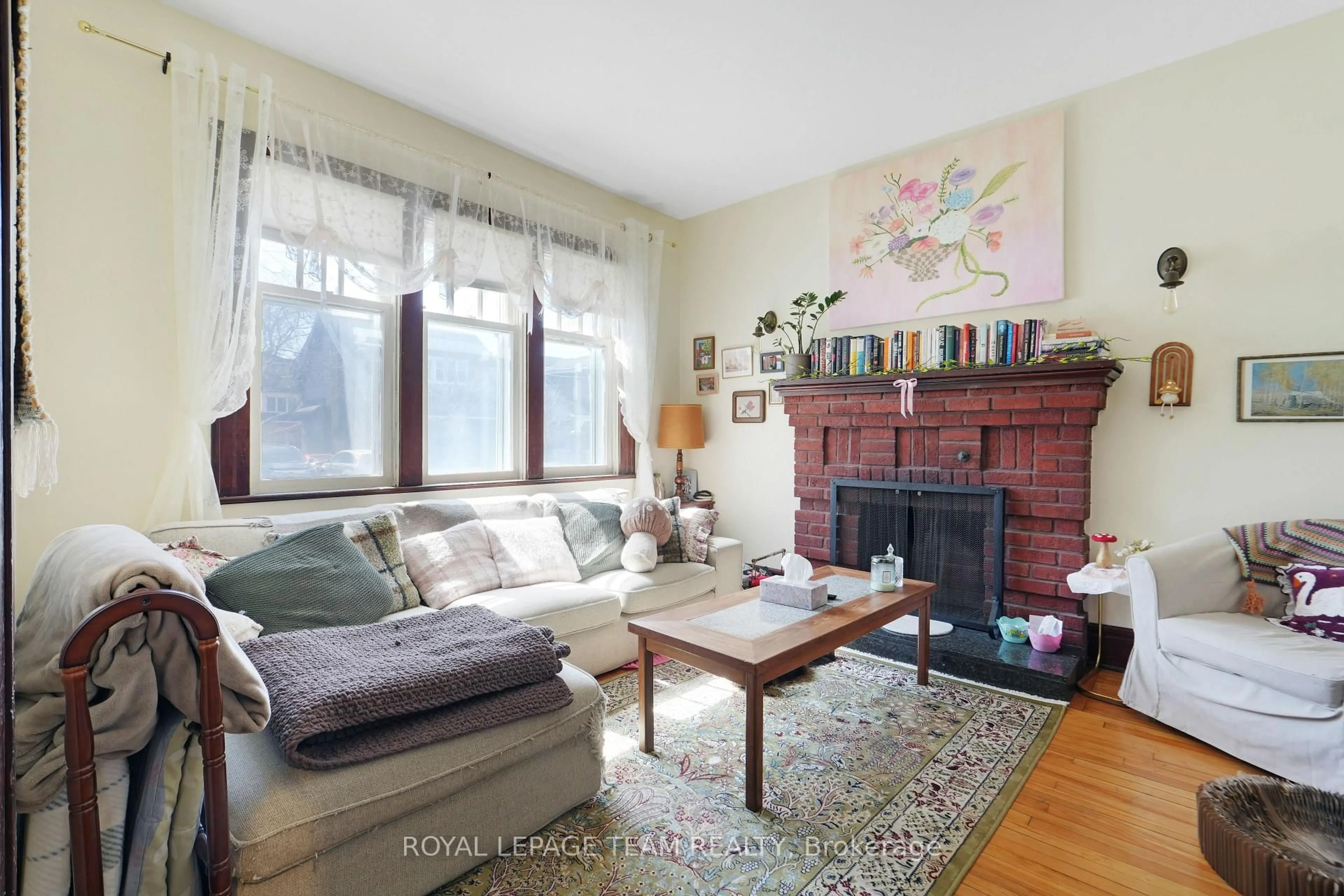 Living room with furniture, wood/laminate floor for 87-89 Grove Ave, Ottawa Ontario K1S 3A7