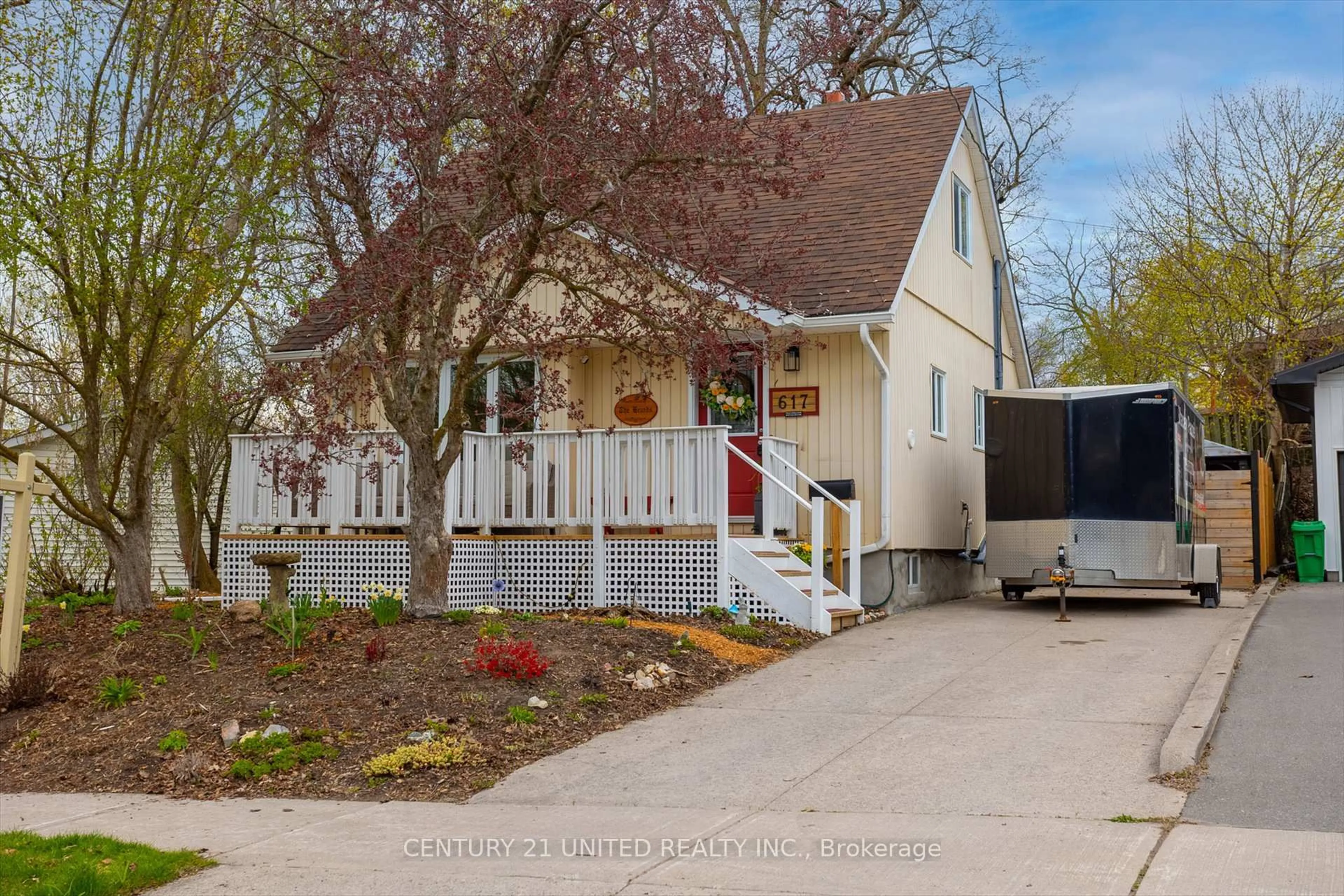 Home with vinyl exterior material, street for 617 Simmons Ave, Peterborough Ontario K9H 2B8