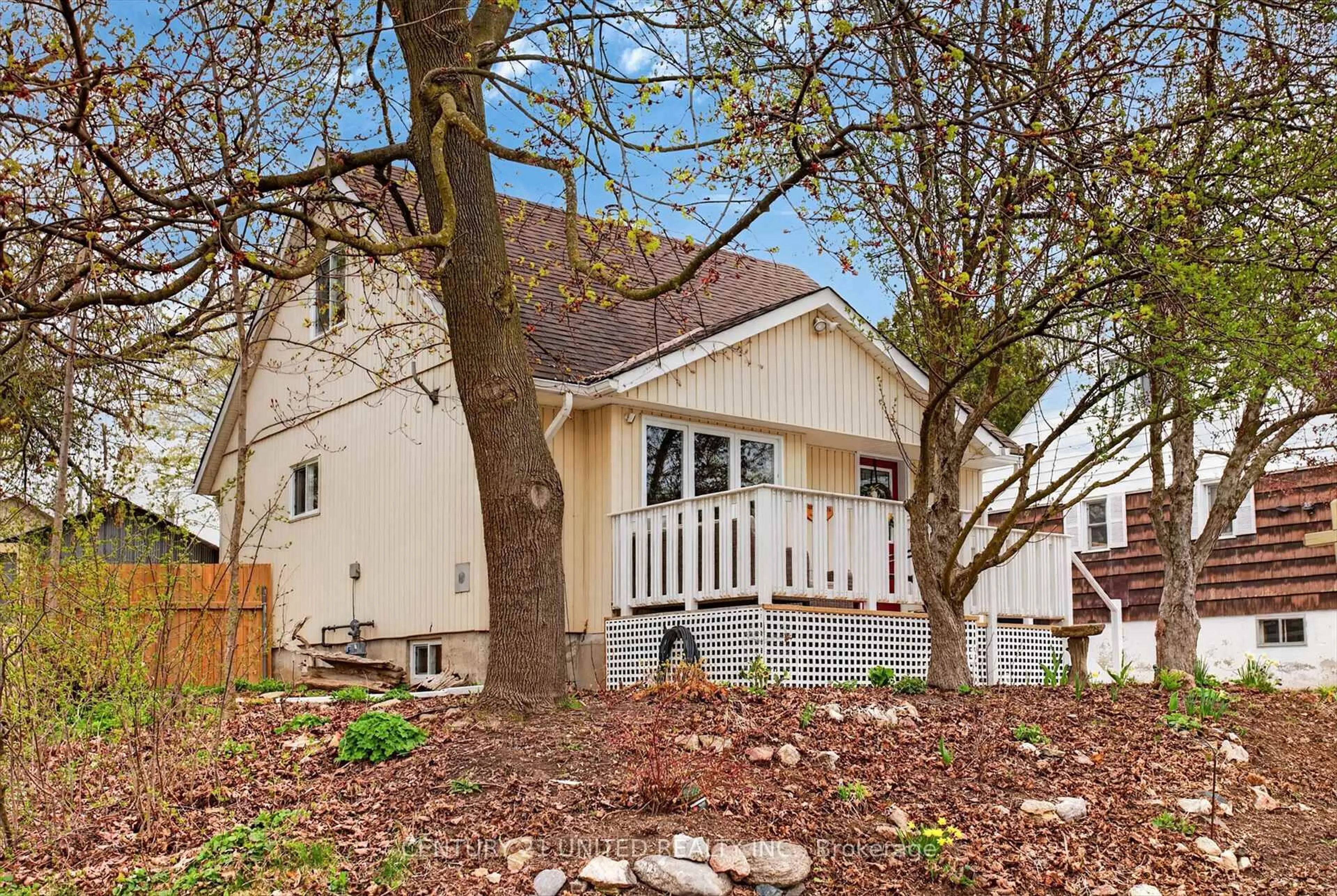 Patio, street for 617 Simmons Ave, Peterborough Ontario K9H 2B8