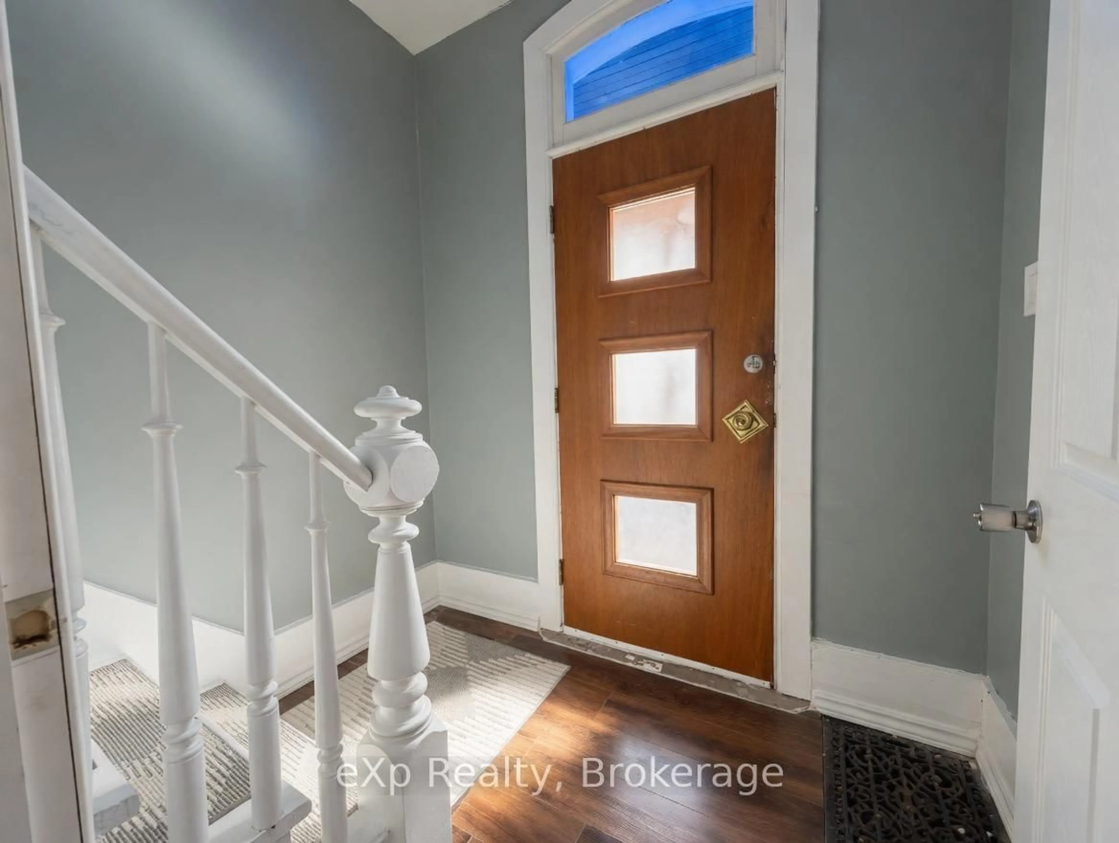Indoor entryway for 572 9th Ave, Hanover Ontario N4N 2M8