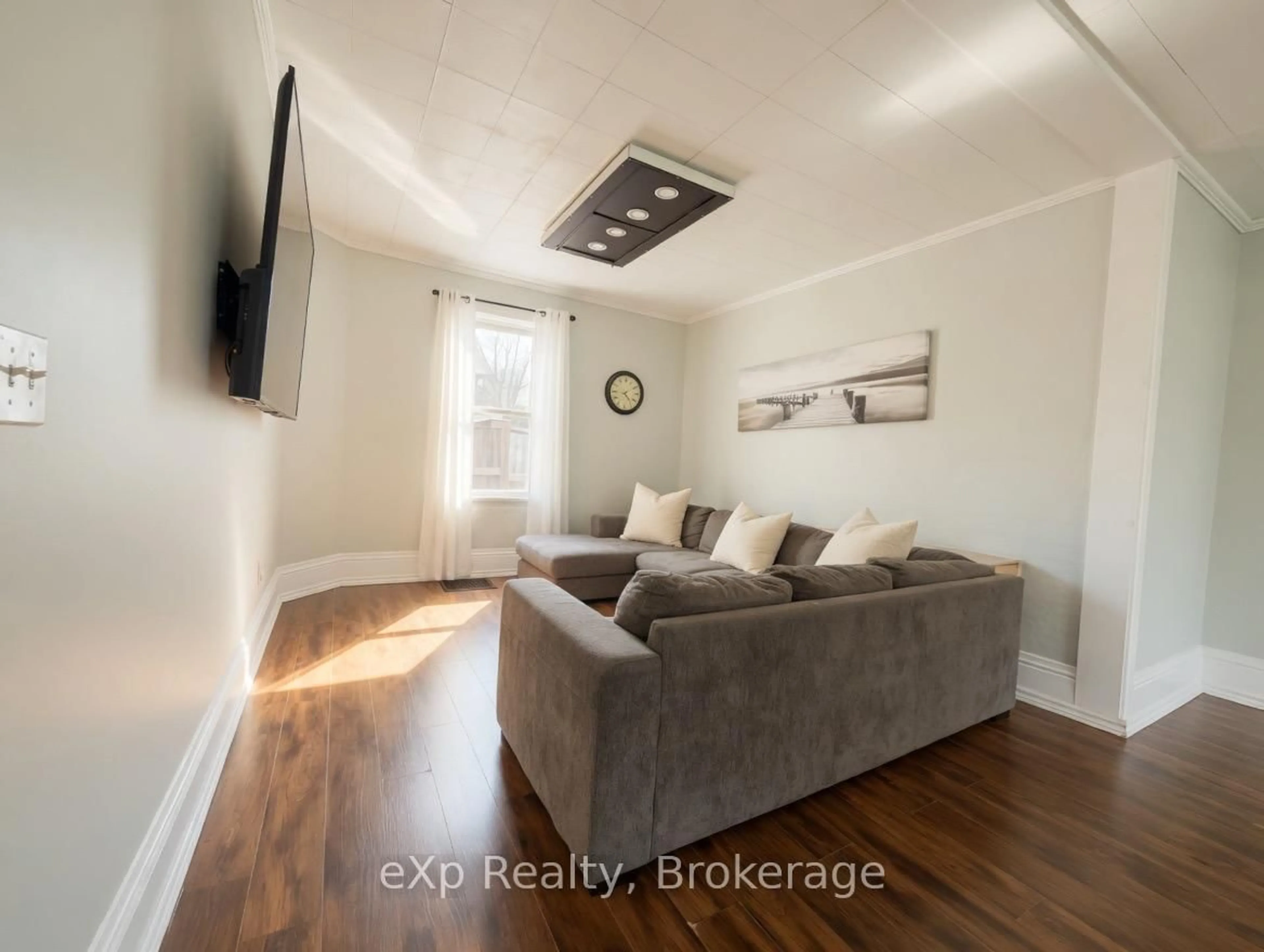 A pic of a room for 572 9th Ave, Hanover Ontario N4N 2M8