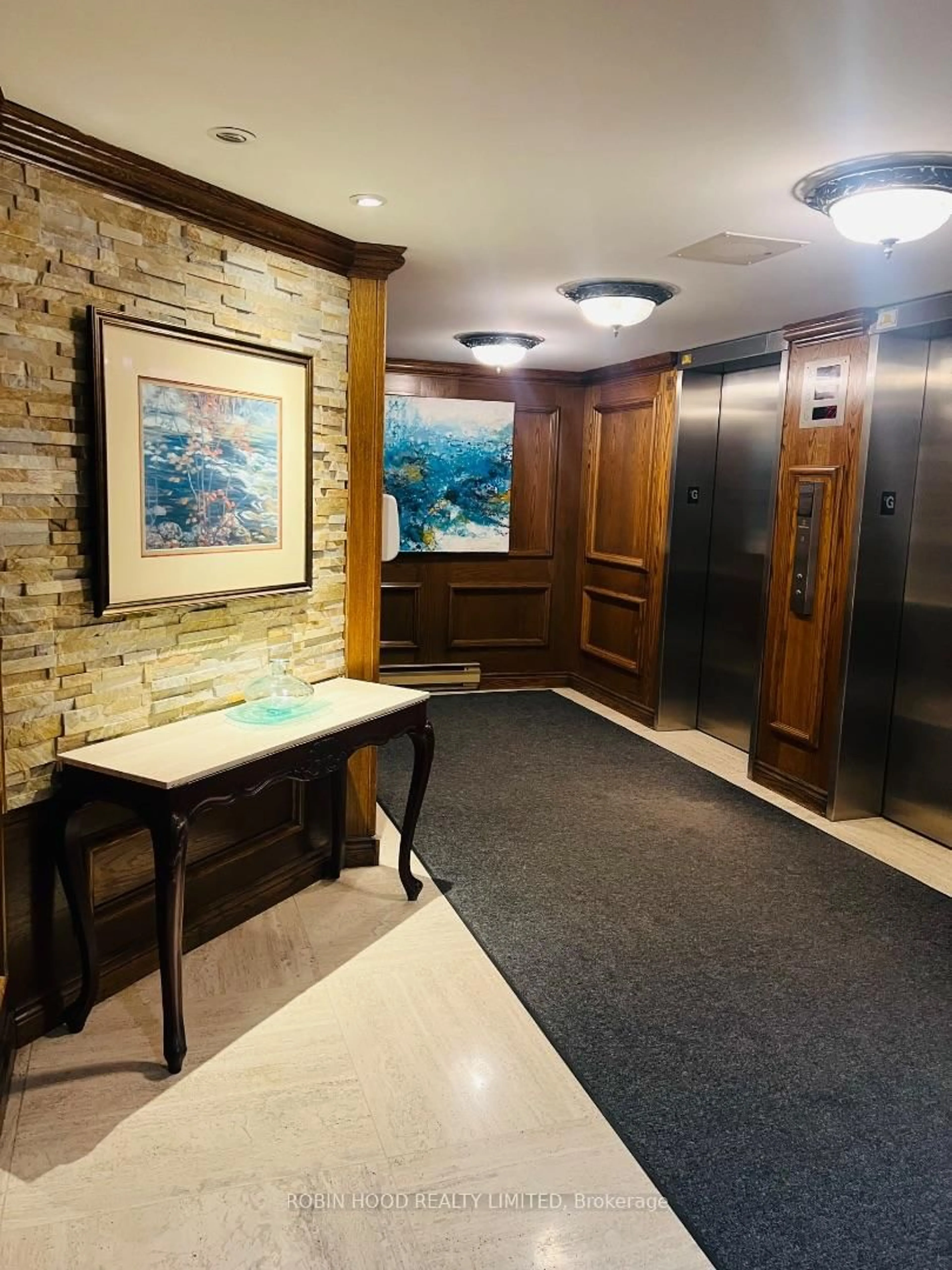 Lobby for 530 Laurier Ave #910, Ottawa Ontario K1R 7T1