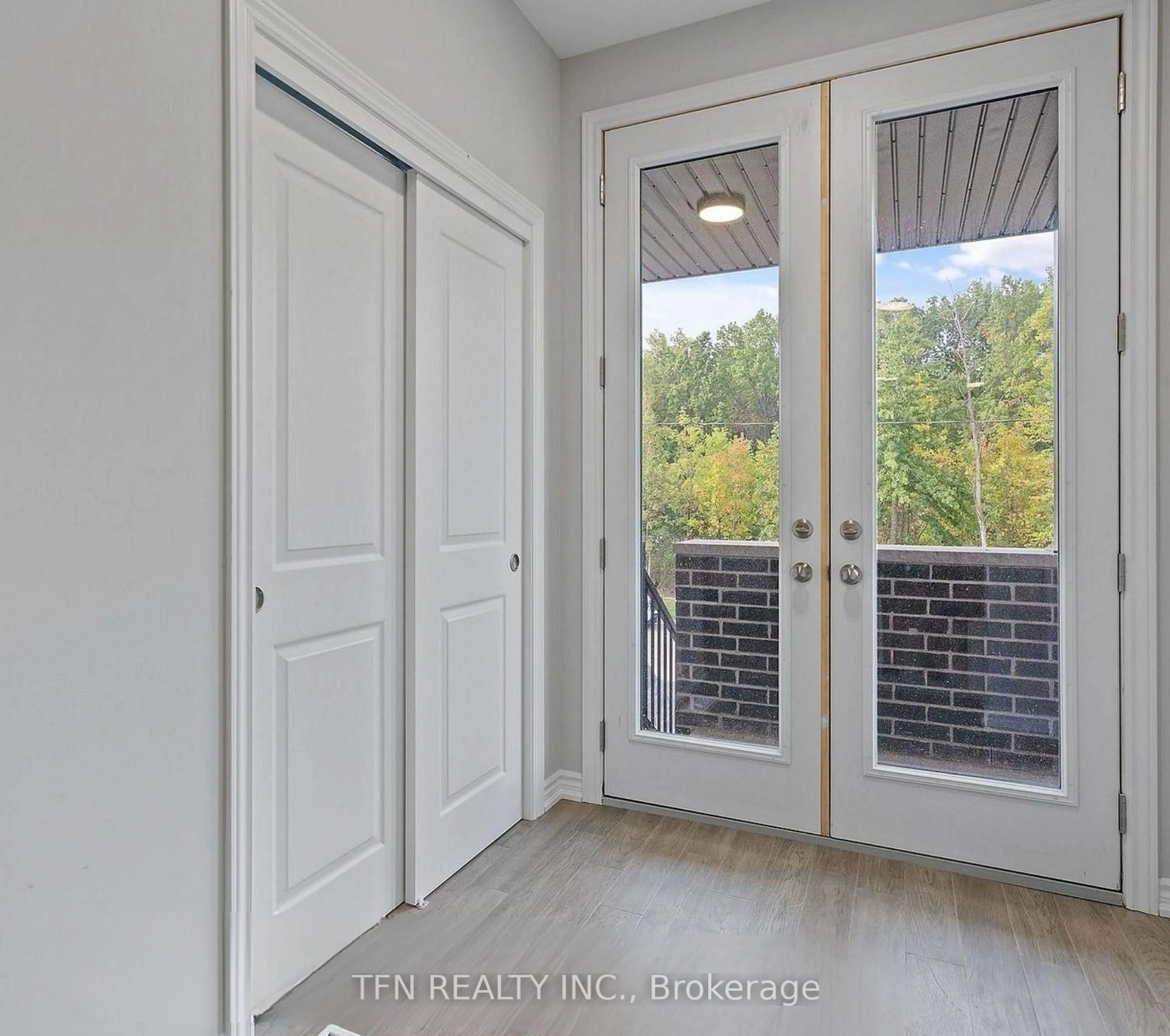 Indoor entryway for 51 Superior St, Welland Ontario L3B 3G3
