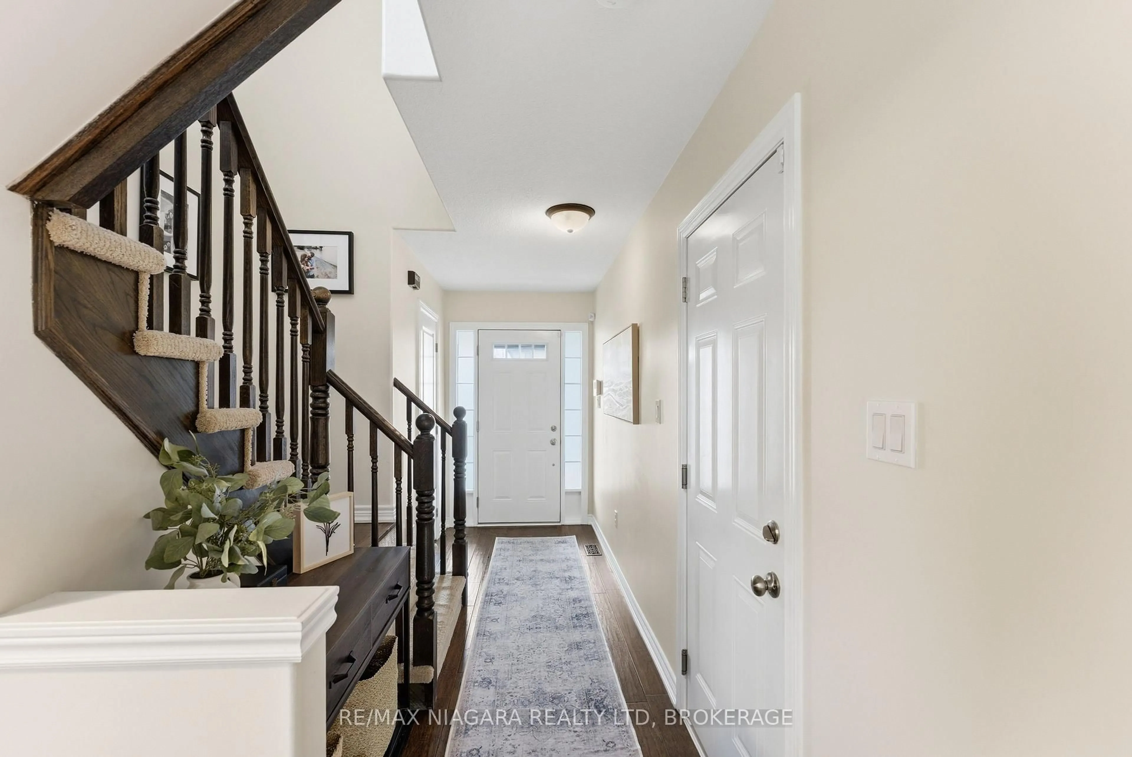 Indoor entryway for 4892 Adam Crt, Lincoln Ontario L0R 1B3