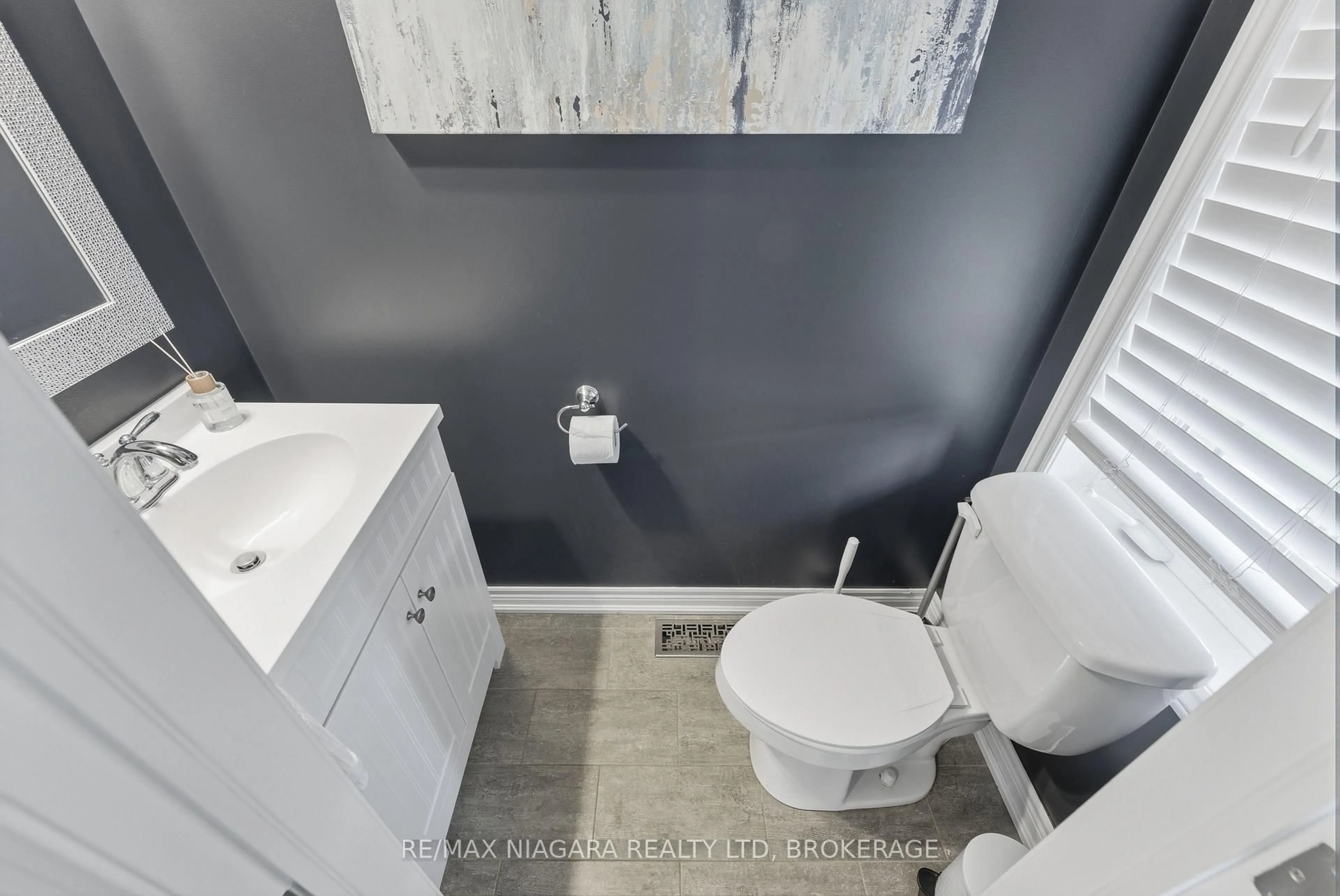 Contemporary bathroom, unknown for 4892 Adam Crt, Lincoln Ontario L0R 1B3