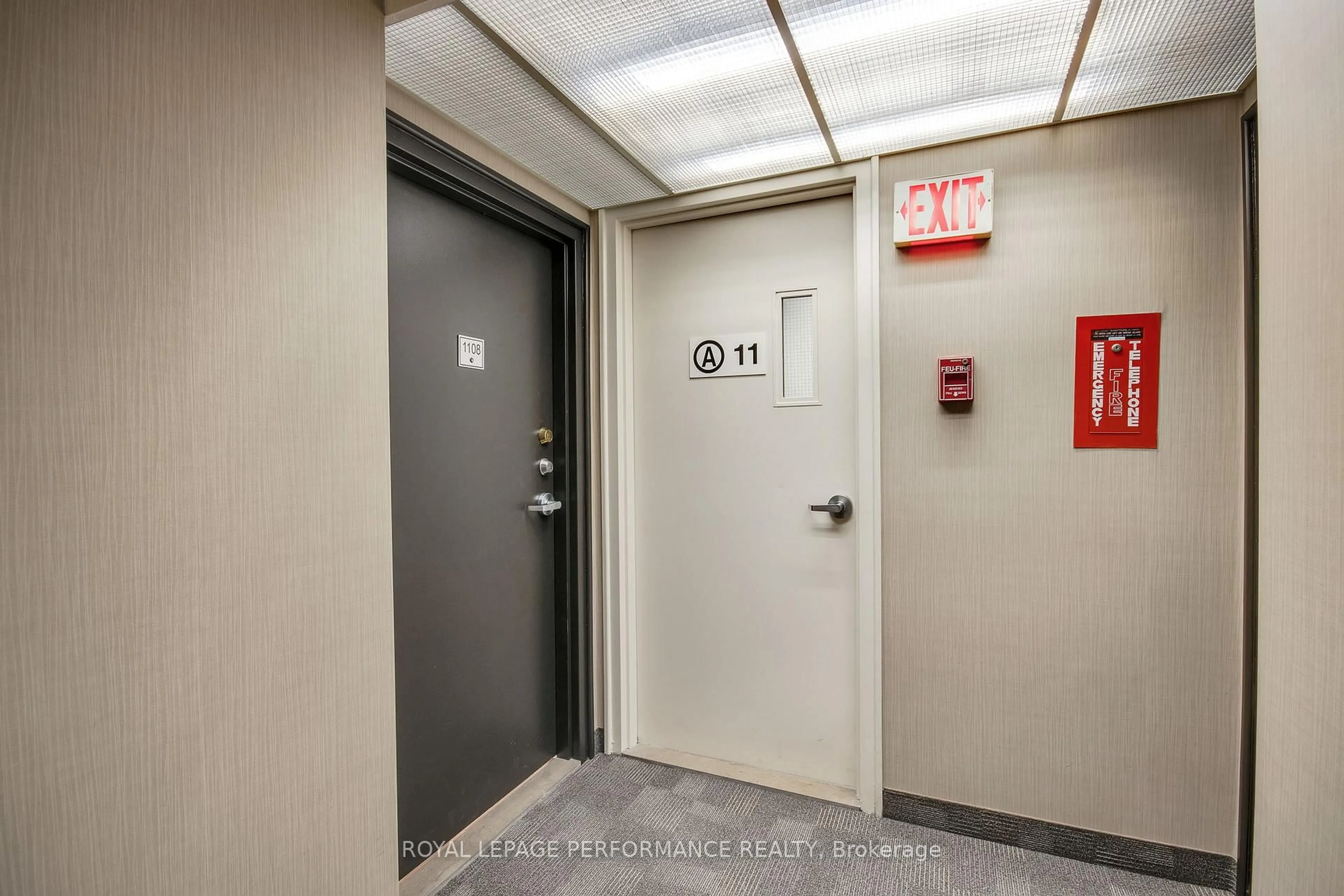 Indoor foyer for 475 Laurier Ave #1108, Ottawa Ontario K1R 7X1