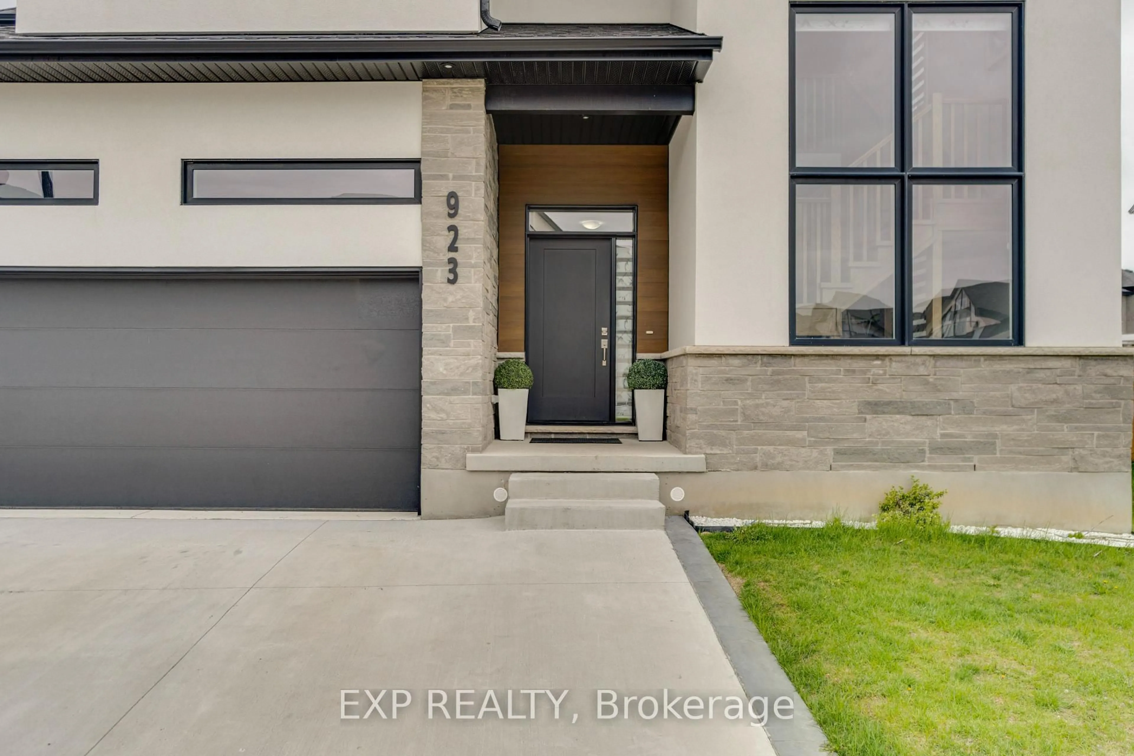 Indoor entryway for 923 STONECLIFFE Walk #5, Kitchener Ontario N2P 0K5