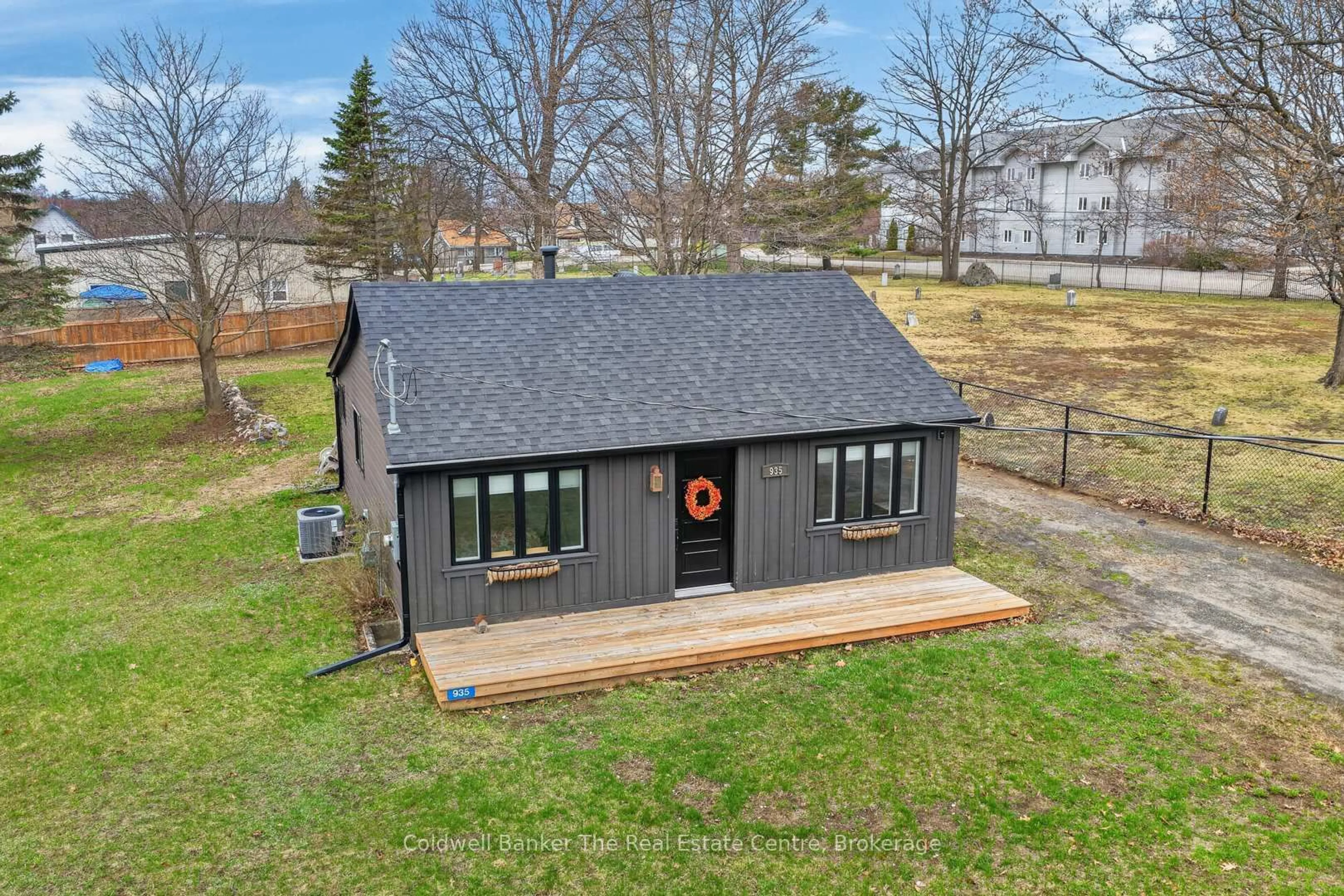 A pic from outside/outdoor area/front of a property/back of a property/a pic from drone, building for 935 First St, Gravenhurst Ontario P1P 1K3
