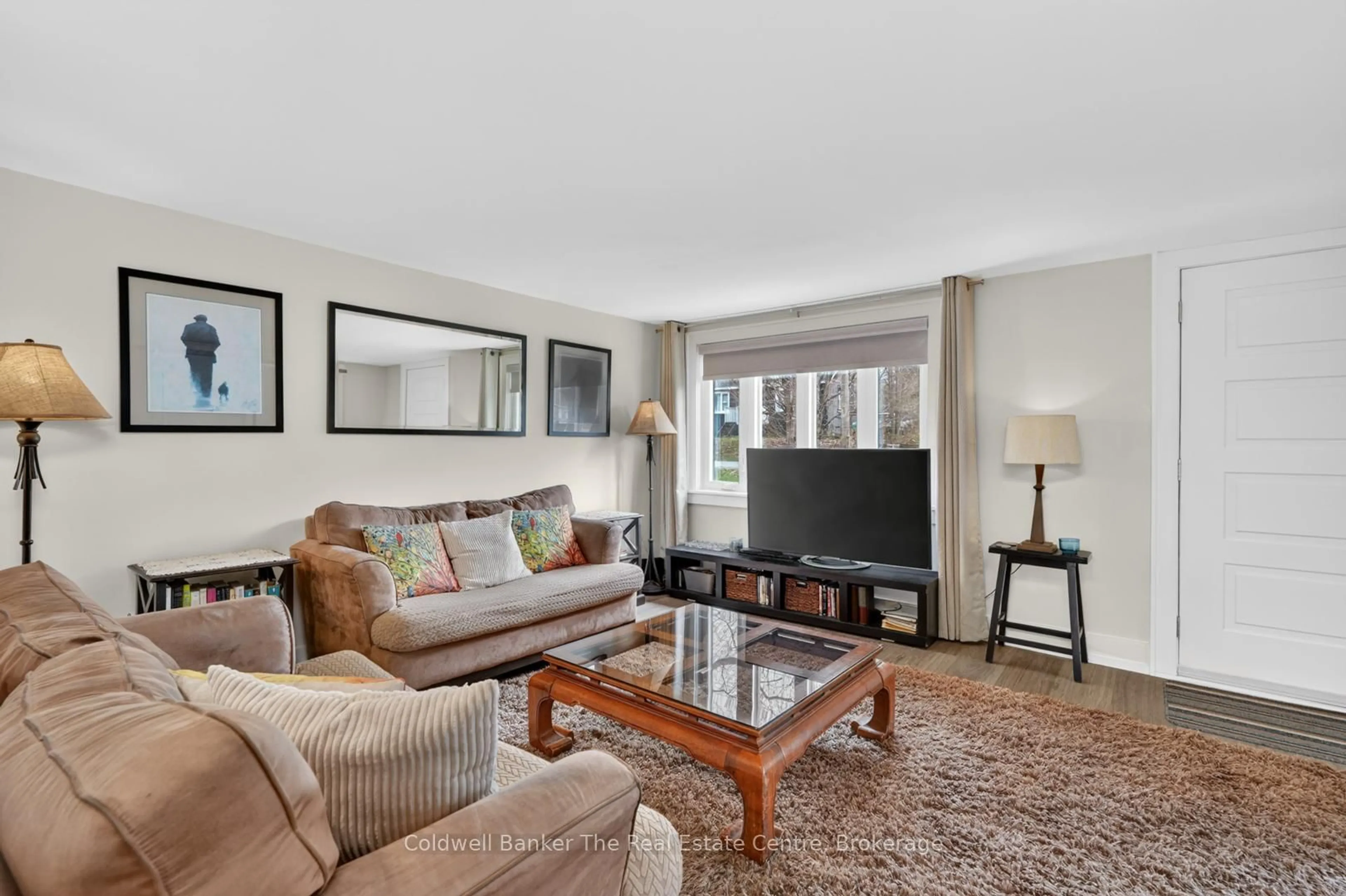 Living room with furniture, unknown for 935 First St, Gravenhurst Ontario P1P 1K3