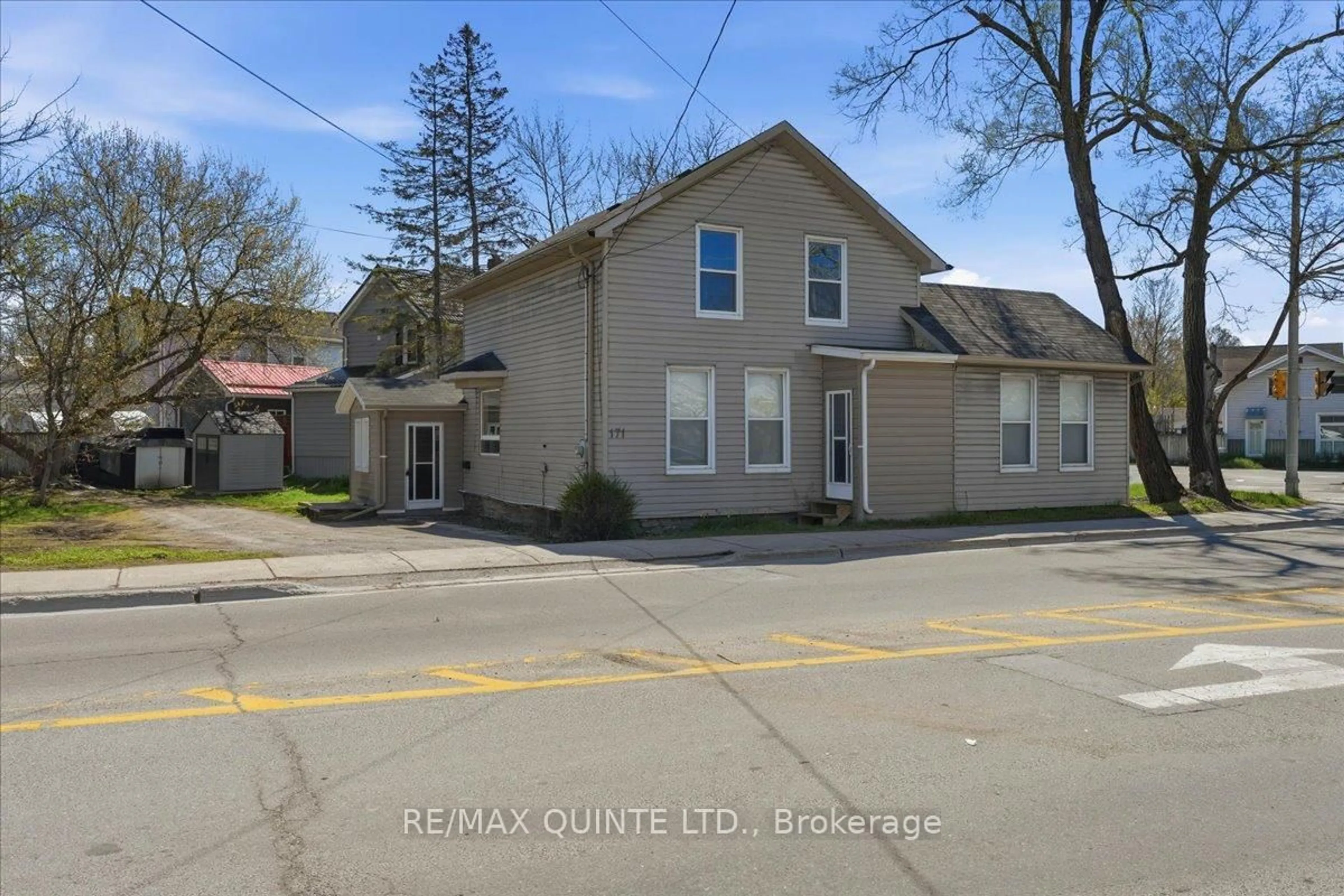 A pic from outside/outdoor area/front of a property/back of a property/a pic from drone, street for 171 Station St, Belleville Ontario K8N 2T2