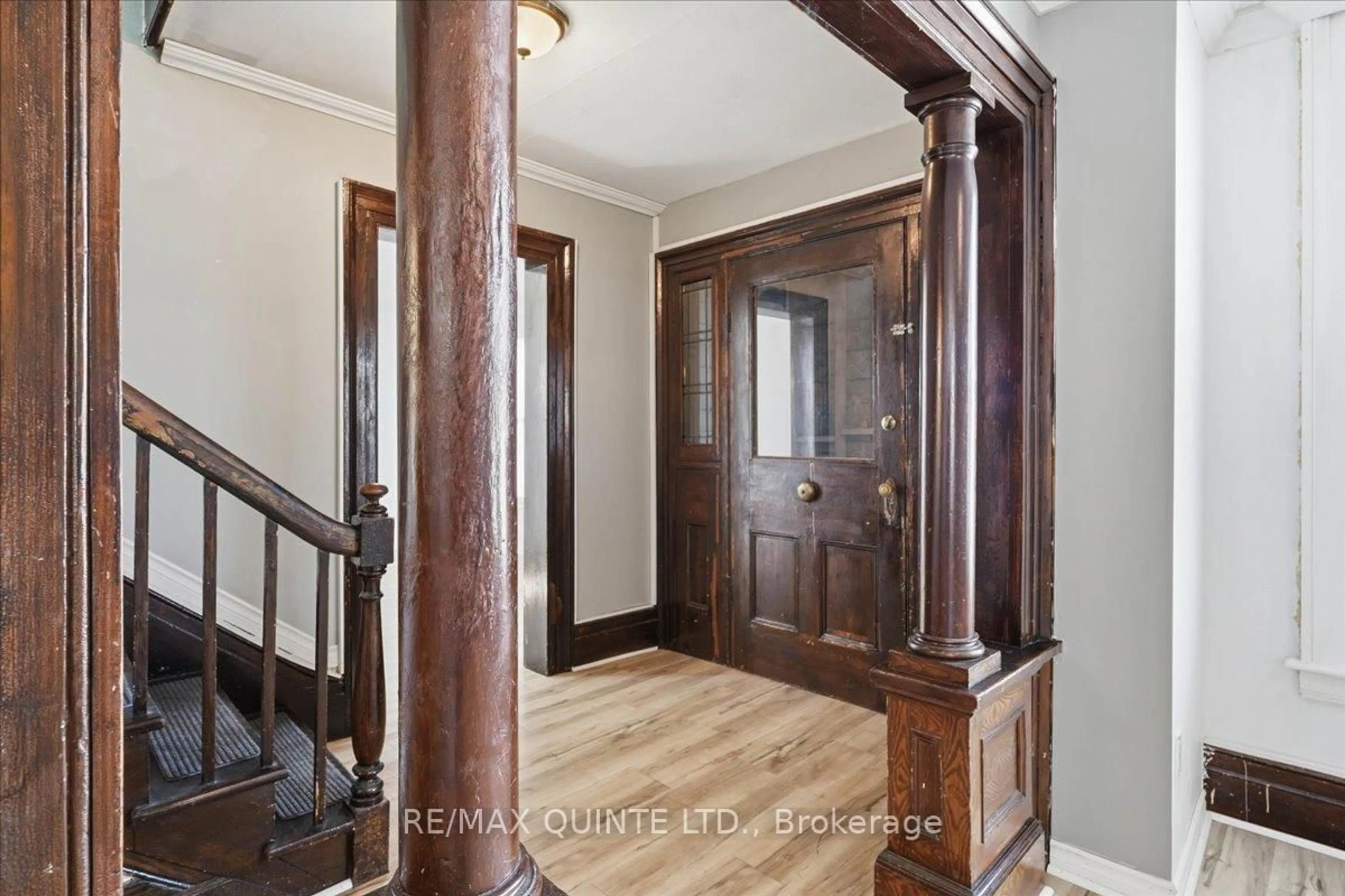 Indoor entryway for 171 Station St, Belleville Ontario K8N 2T2