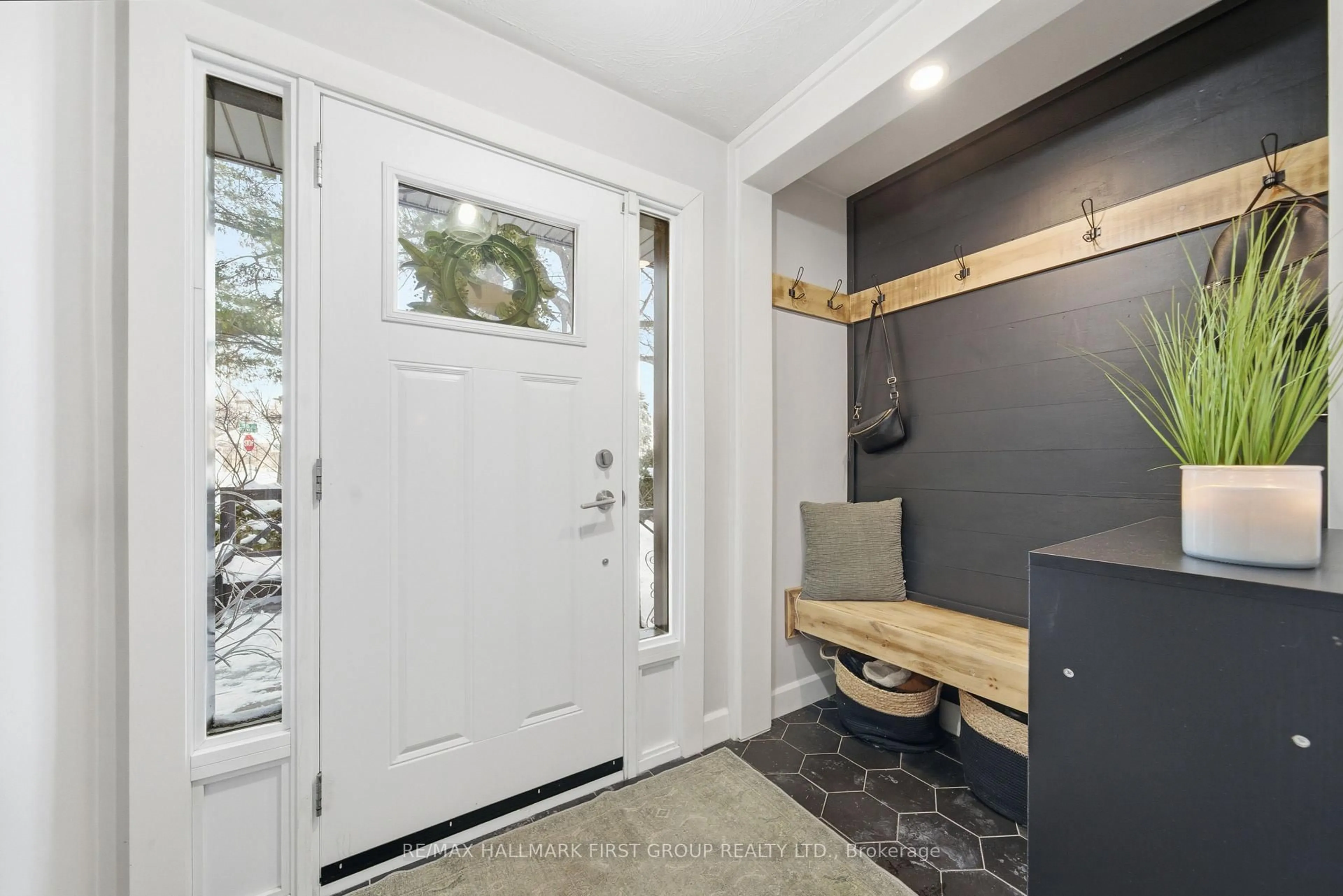 Indoor entryway for 41 Freeman Dr, Port Hope Ontario L1A 2E1