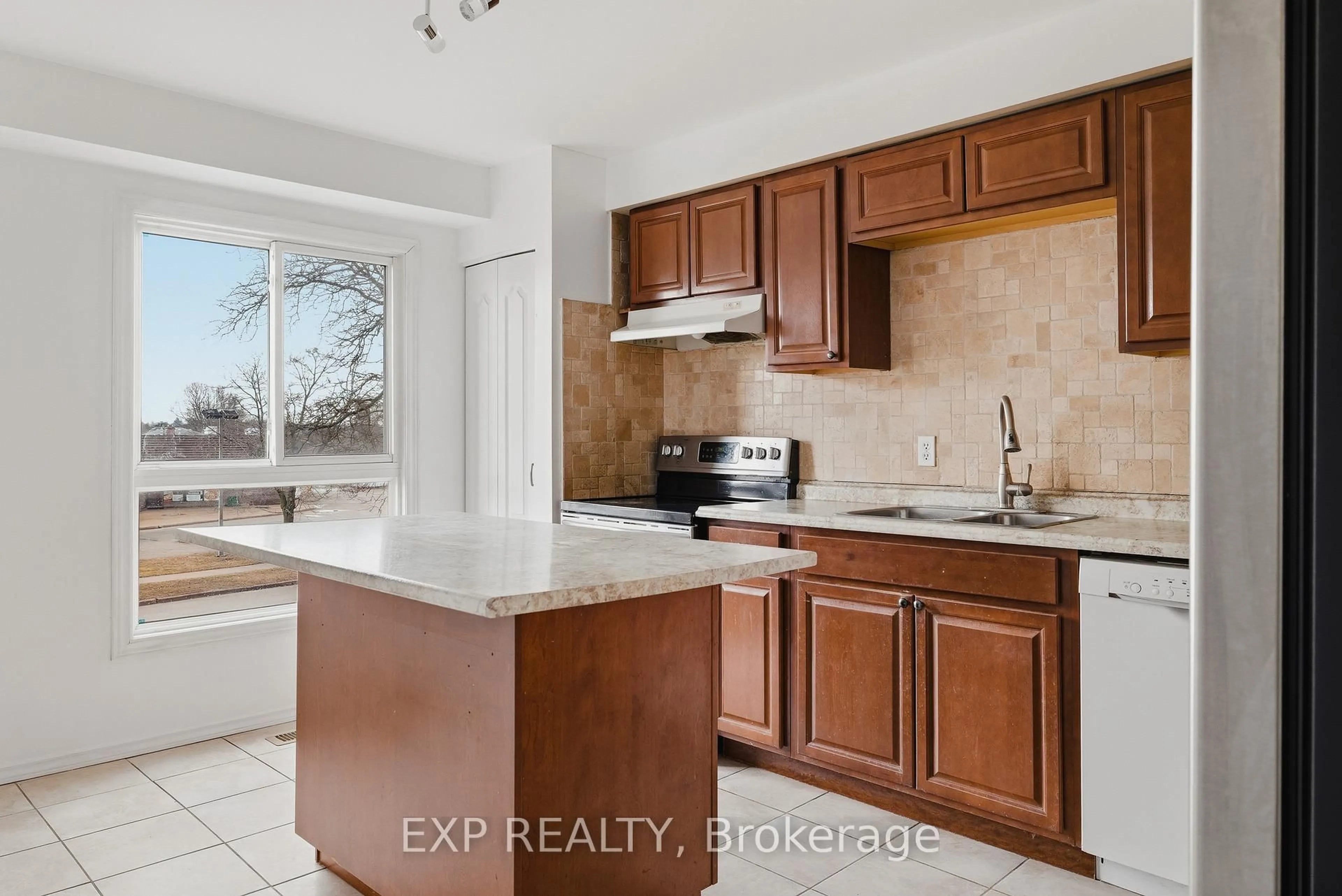 Open concept kitchen, ceramic/tile floor for 55 Dovercliffe Rd, Guelph Ontario N1G 3A5