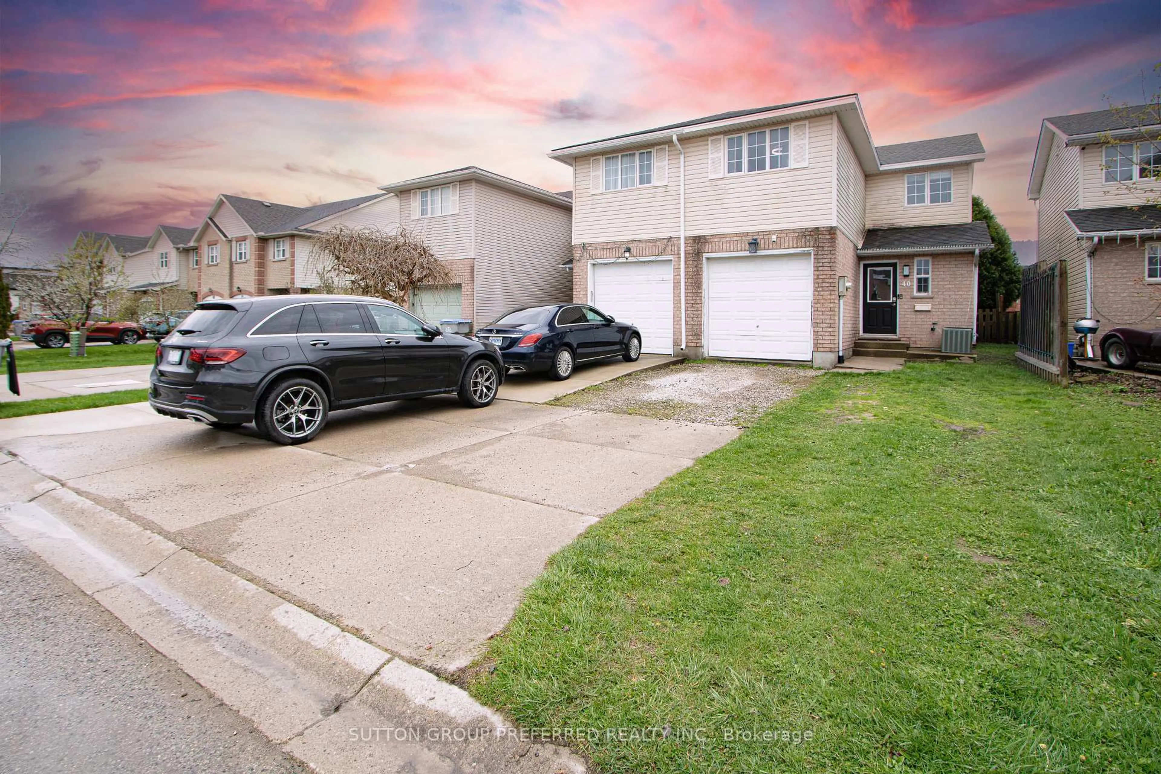 A pic from outside/outdoor area/front of a property/back of a property/a pic from drone, street for 40 Katie Lane, Strathroy-Caradoc Ontario N7G 4E5