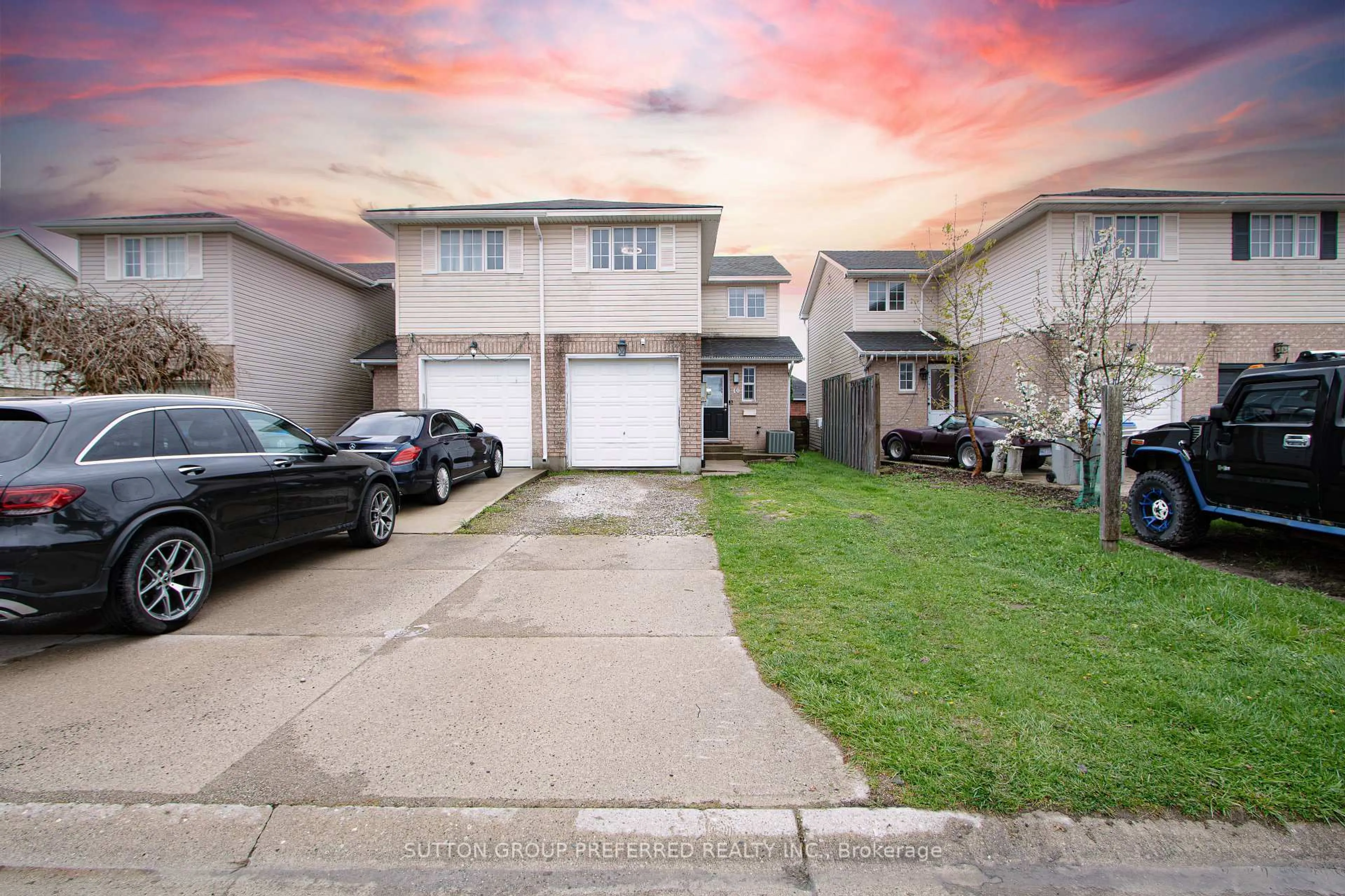A pic from outside/outdoor area/front of a property/back of a property/a pic from drone, street for 40 Katie Lane, Strathroy-Caradoc Ontario N7G 4E5