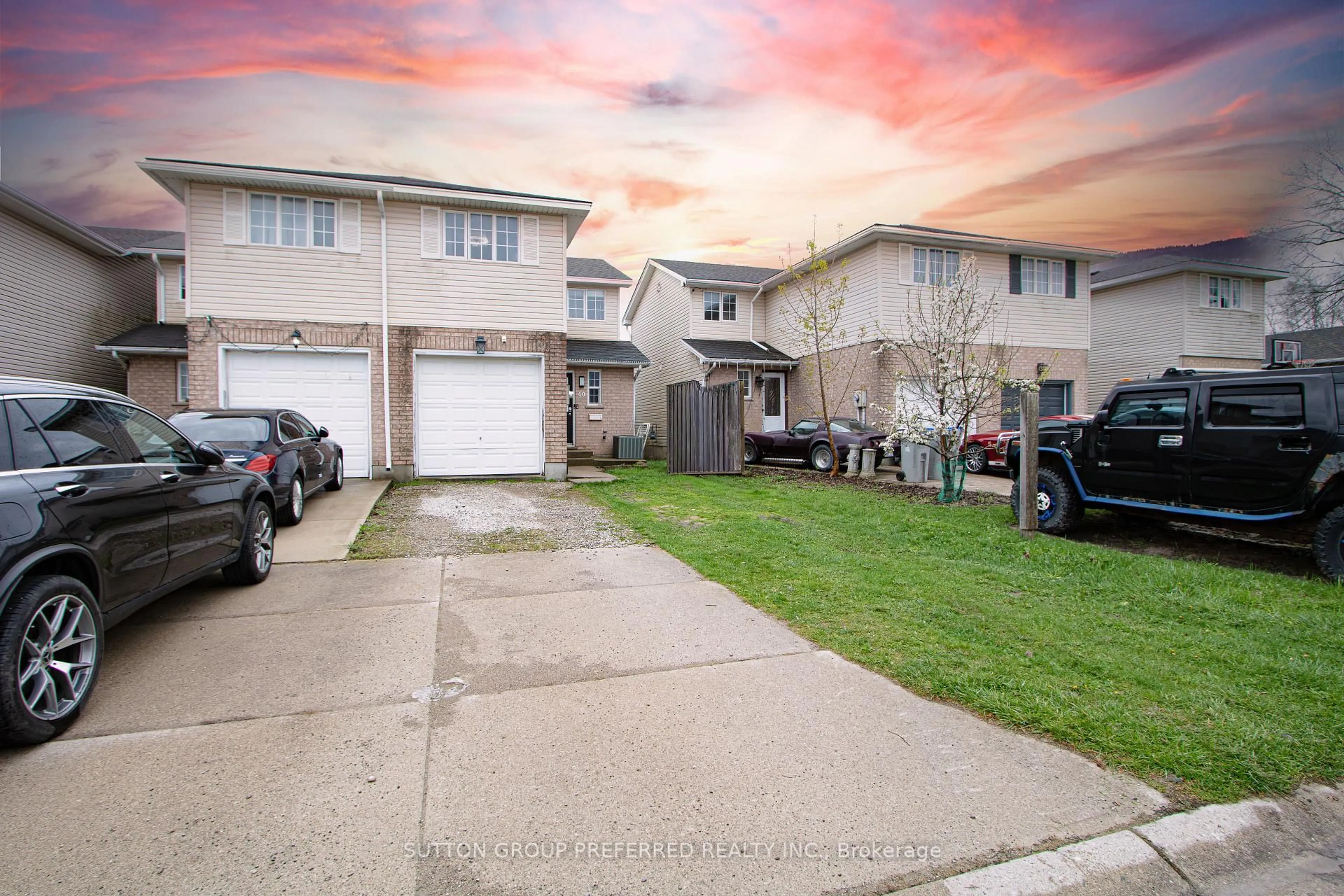 A pic from outside/outdoor area/front of a property/back of a property/a pic from drone, street for 40 Katie Lane, Strathroy-Caradoc Ontario N7G 4E5