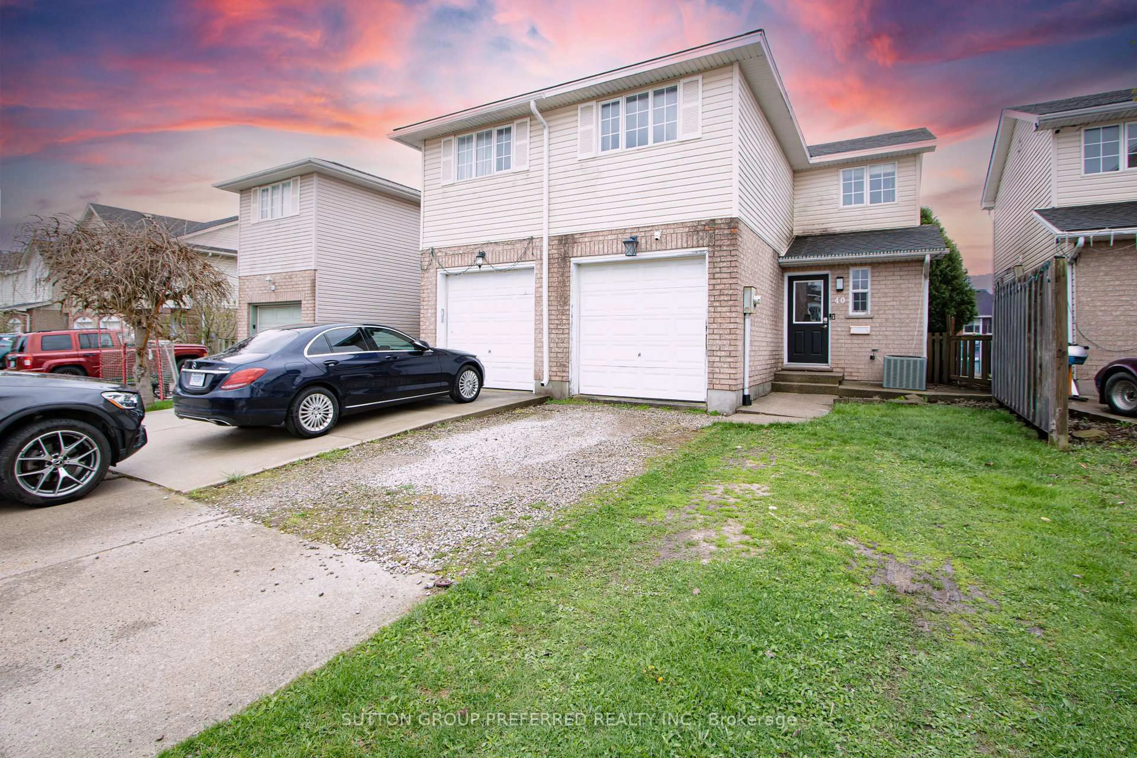 A pic from outside/outdoor area/front of a property/back of a property/a pic from drone, street for 40 Katie Lane, Strathroy-Caradoc Ontario N7G 4E5
