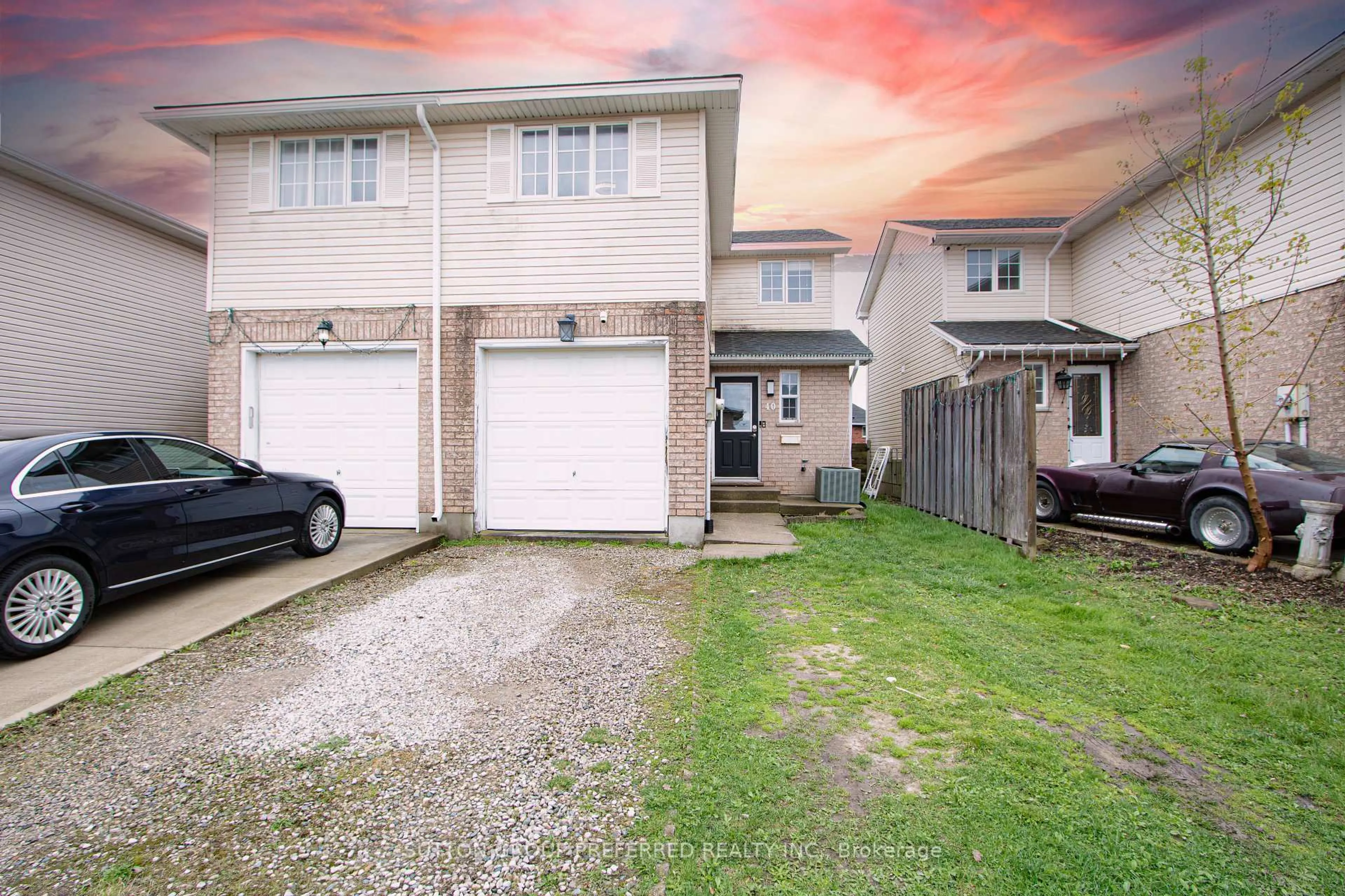 A pic from outside/outdoor area/front of a property/back of a property/a pic from drone, street for 40 Katie Lane, Strathroy-Caradoc Ontario N7G 4E5