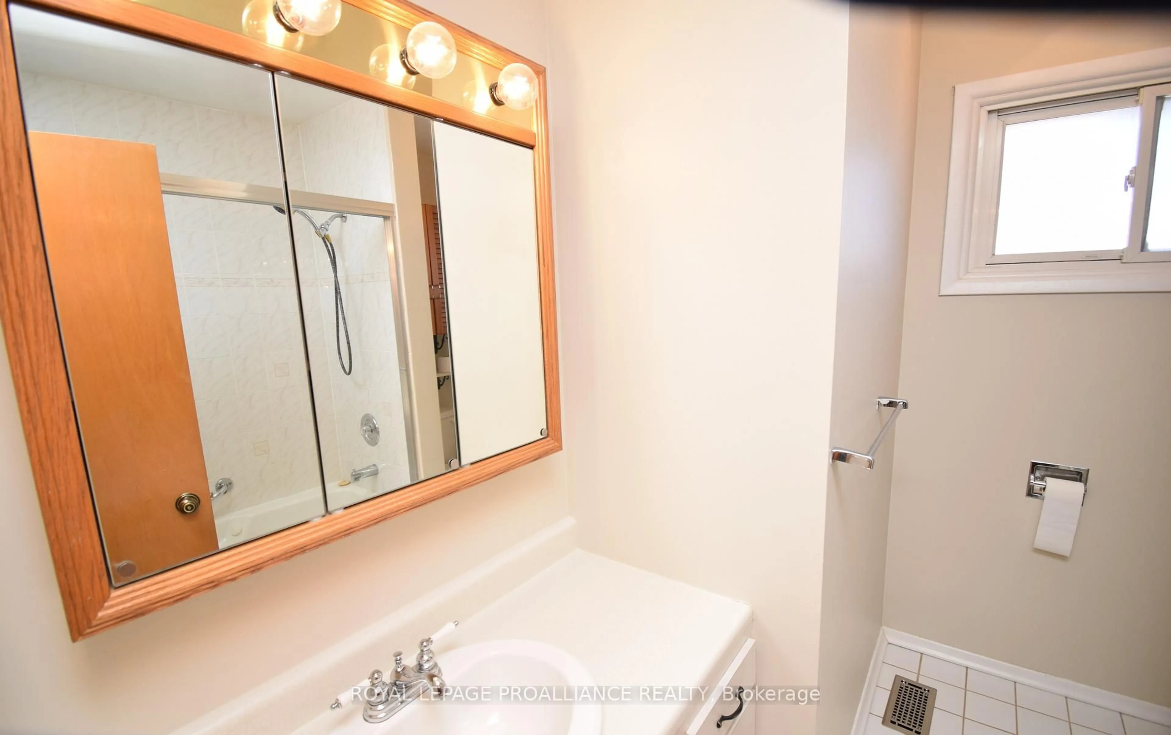 Standard bathroom, ceramic/tile floor for 8 Walden Circ, Belleville Ontario K8P 2C3
