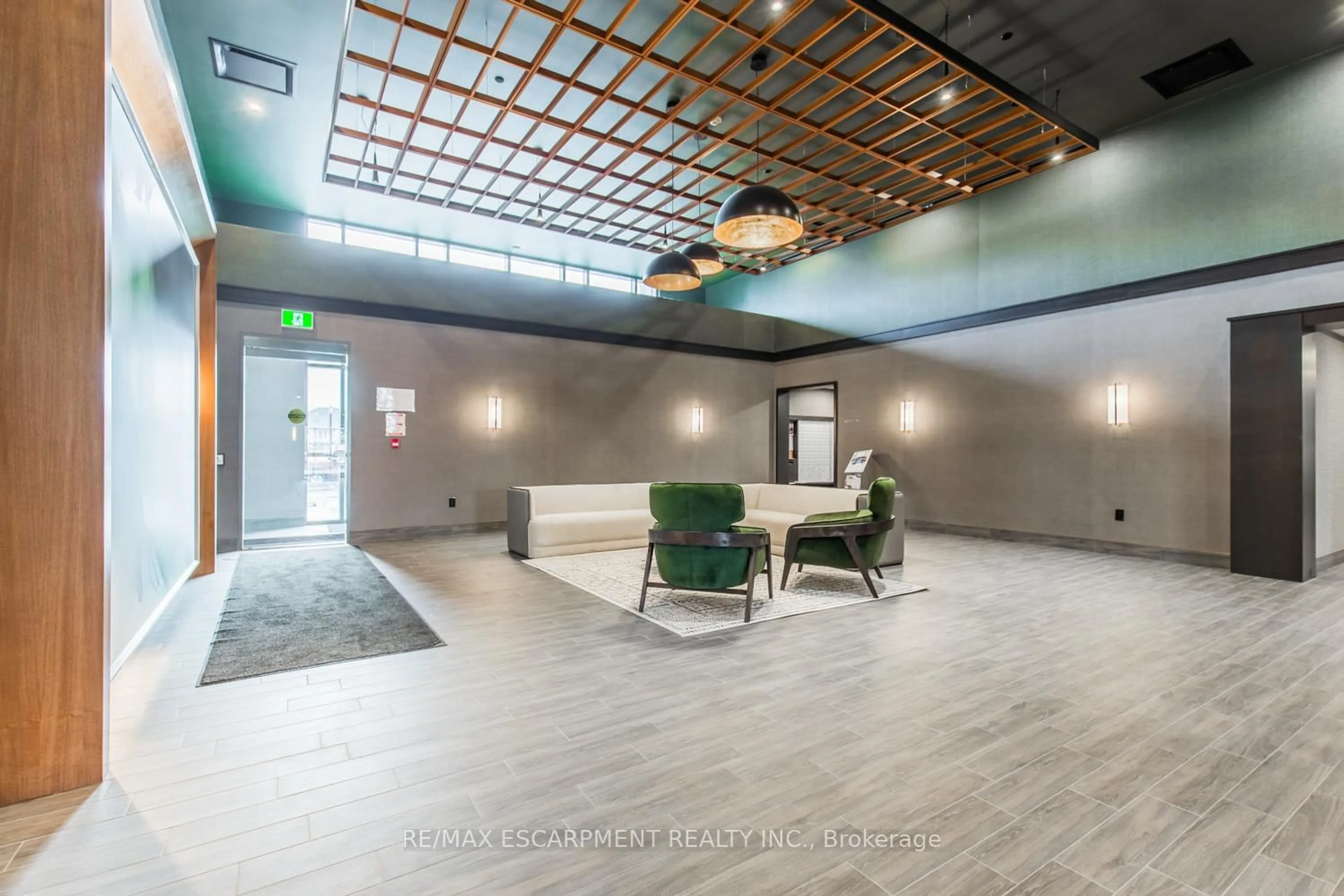 Indoor foyer for 450 Dundas St #1113, Hamilton Ontario L8B 1Z2